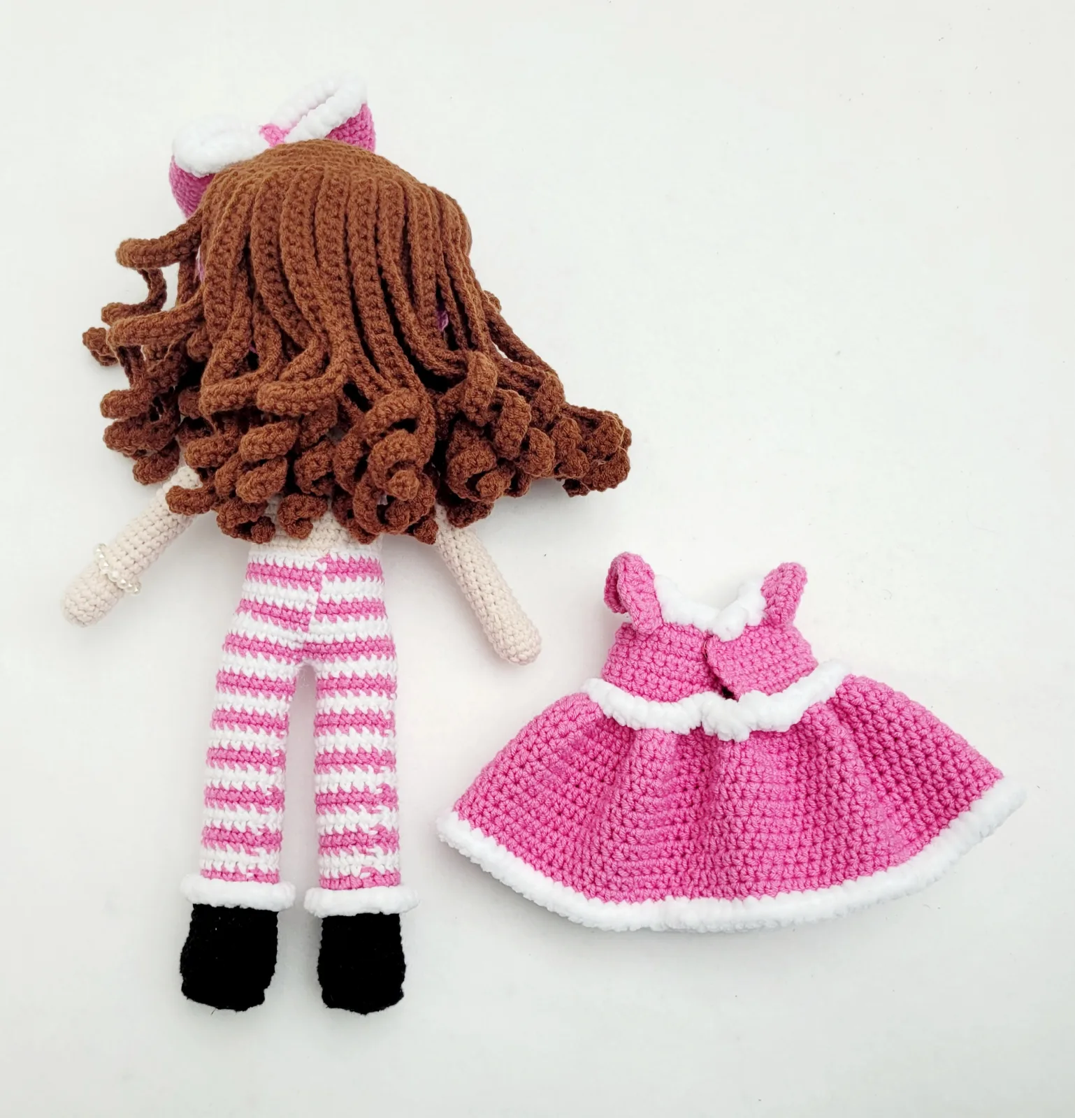 Madeleine - Gehäkelte Puppe 29-30 cm mit Kleid Schleife pink weiß Geschenk Mädchen Handmade Kinderzimmer Deko – Bild 11
