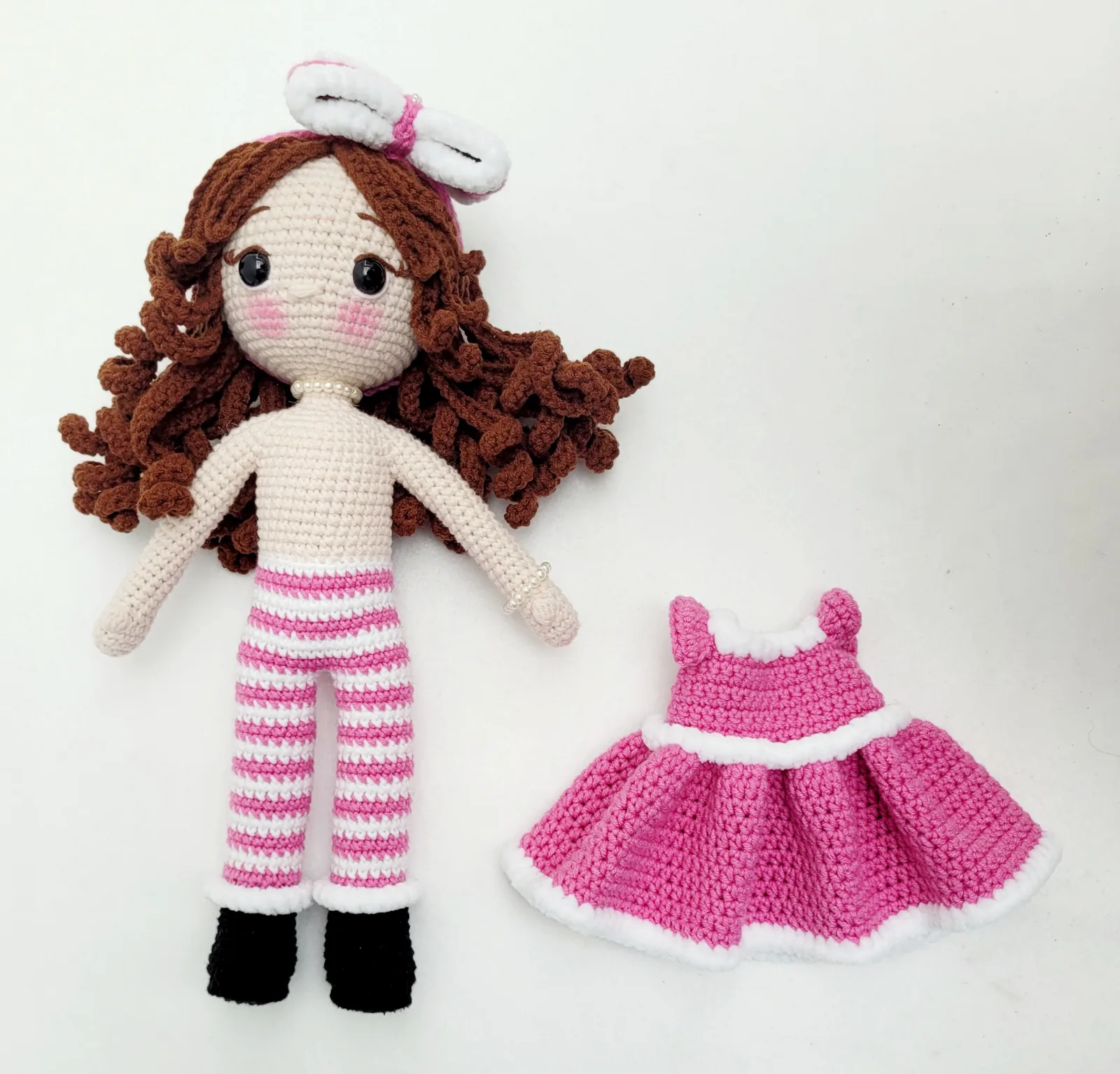 Madeleine - Gehäkelte Puppe 29-30 cm mit Kleid Schleife pink weiß Geschenk Mädchen Handmade Kinderzimmer Deko – Bild 10