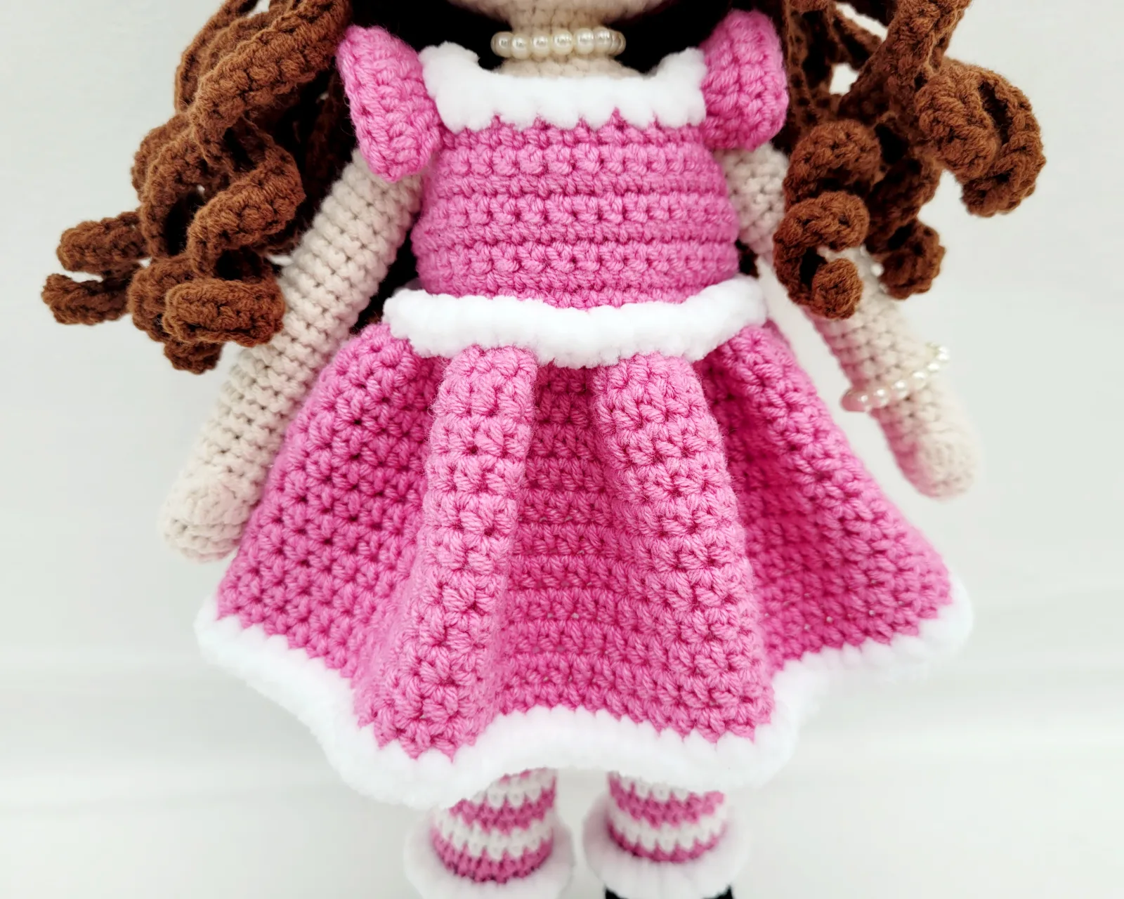 Madeleine - Gehäkelte Puppe 29-30 cm mit Kleid Schleife pink weiß Geschenk Mädchen Handmade Kinderzimmer Deko – Bild 4