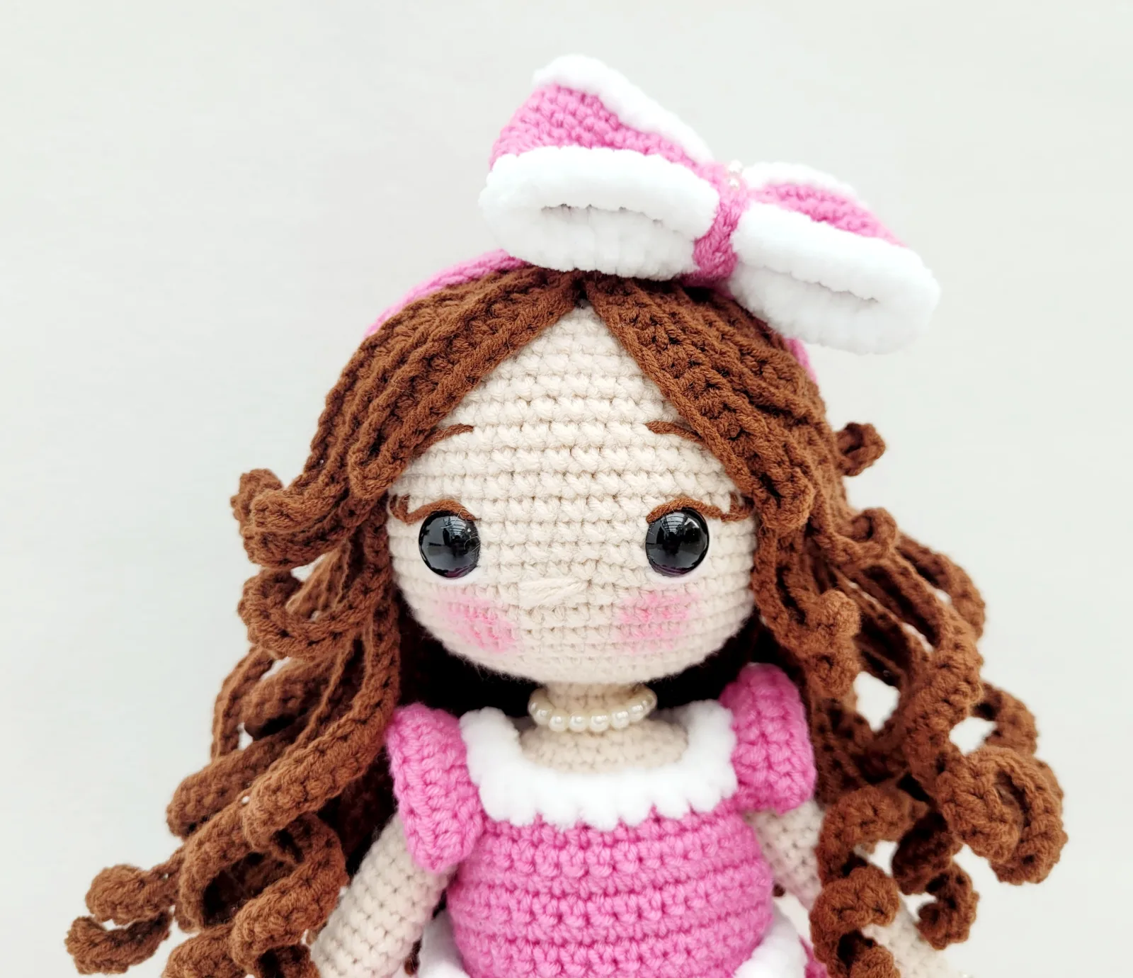 Madeleine - Gehäkelte Puppe 29-30 cm mit Kleid Schleife pink weiß Geschenk Mädchen Handmade Kinderzimmer Deko – Bild 2