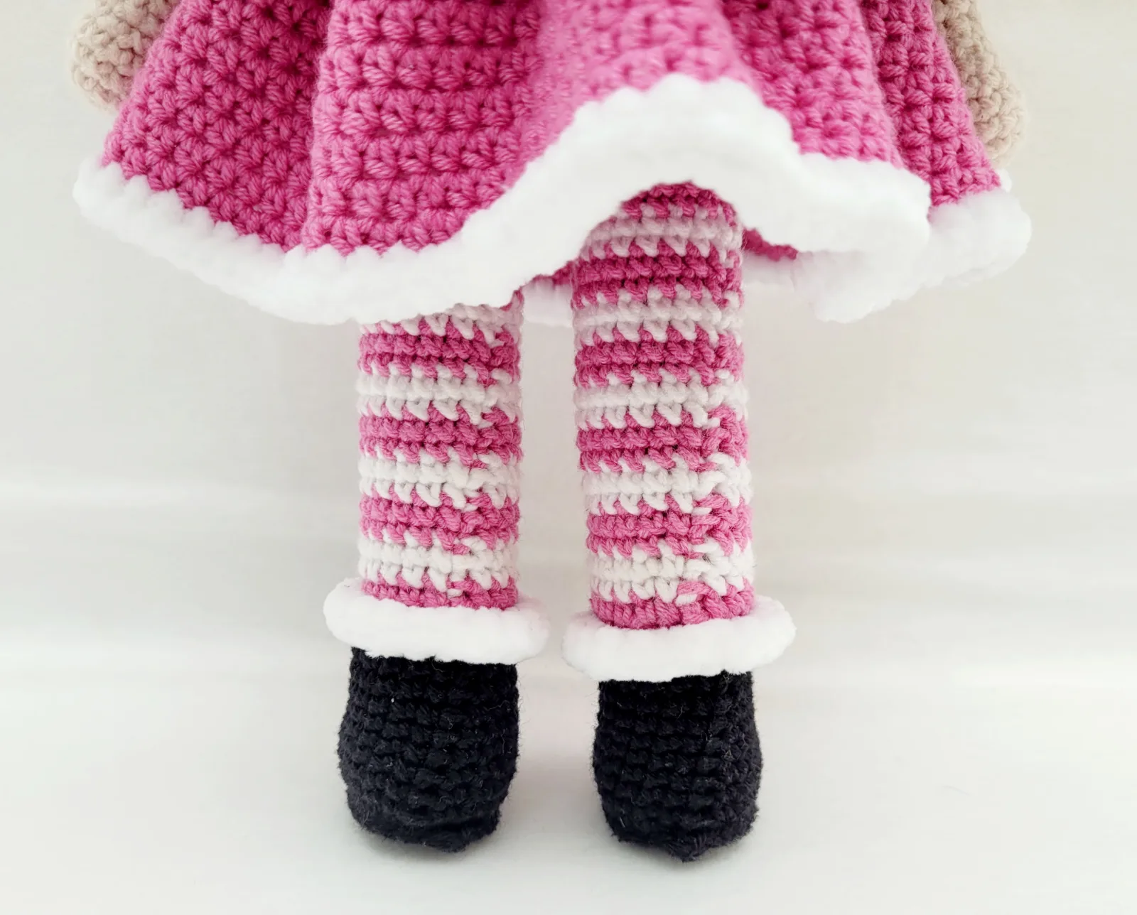 Madeleine - Gehäkelte Puppe 29-30 cm mit Kleid Schleife pink weiß Geschenk Mädchen Handmade Kinderzimmer Deko – Bild 9