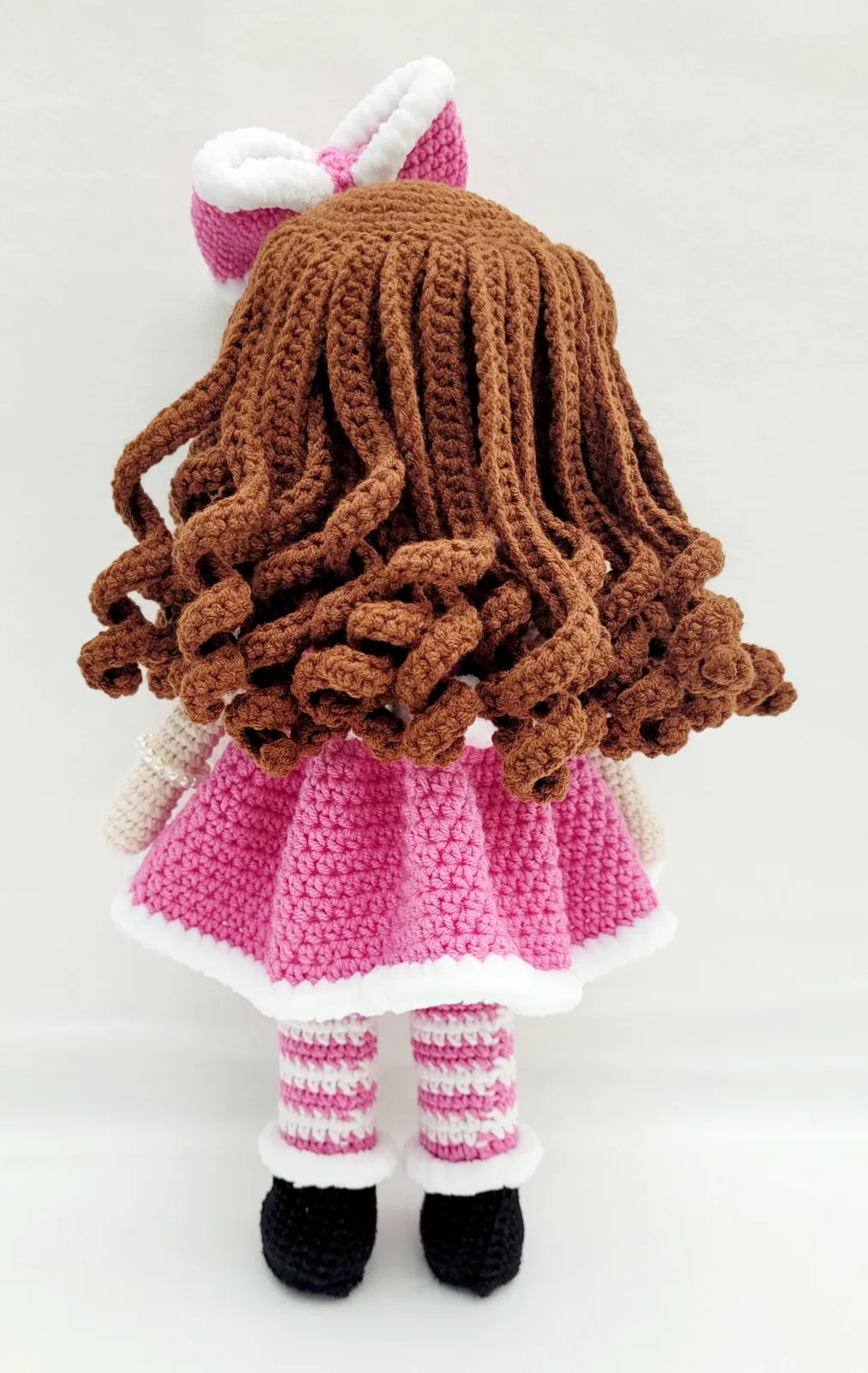 Madeleine - Gehäkelte Puppe 29-30 cm mit Kleid Schleife pink weiß Geschenk Mädchen Handmade Kinderzimmer Deko – Bild 6