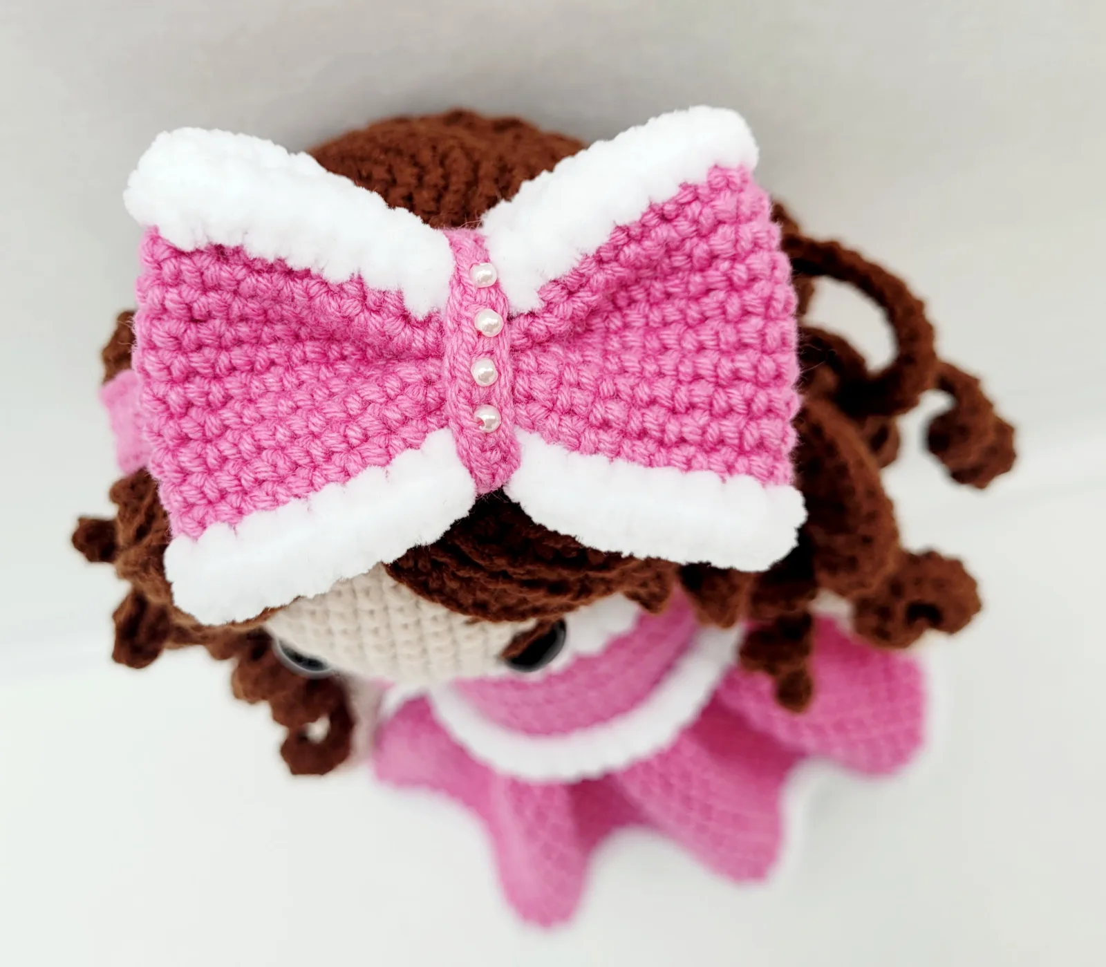 Madeleine - Gehäkelte Puppe 29-30 cm mit Kleid Schleife pink weiß Geschenk Mädchen Handmade Kinderzimmer Deko – Bild 3