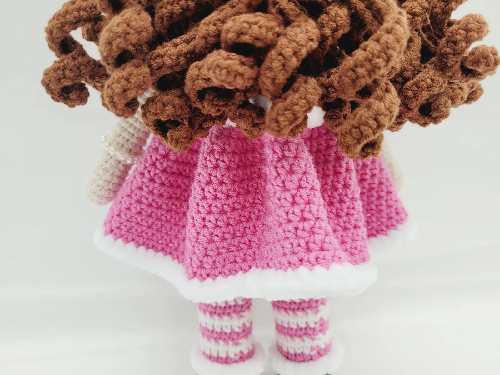 Madeleine - Gehäkelte Puppe 29-30 cm mit Kleid Schleife pink weiß Geschenk Mädchen Handmade Kinderzimmer Deko – Bild 8