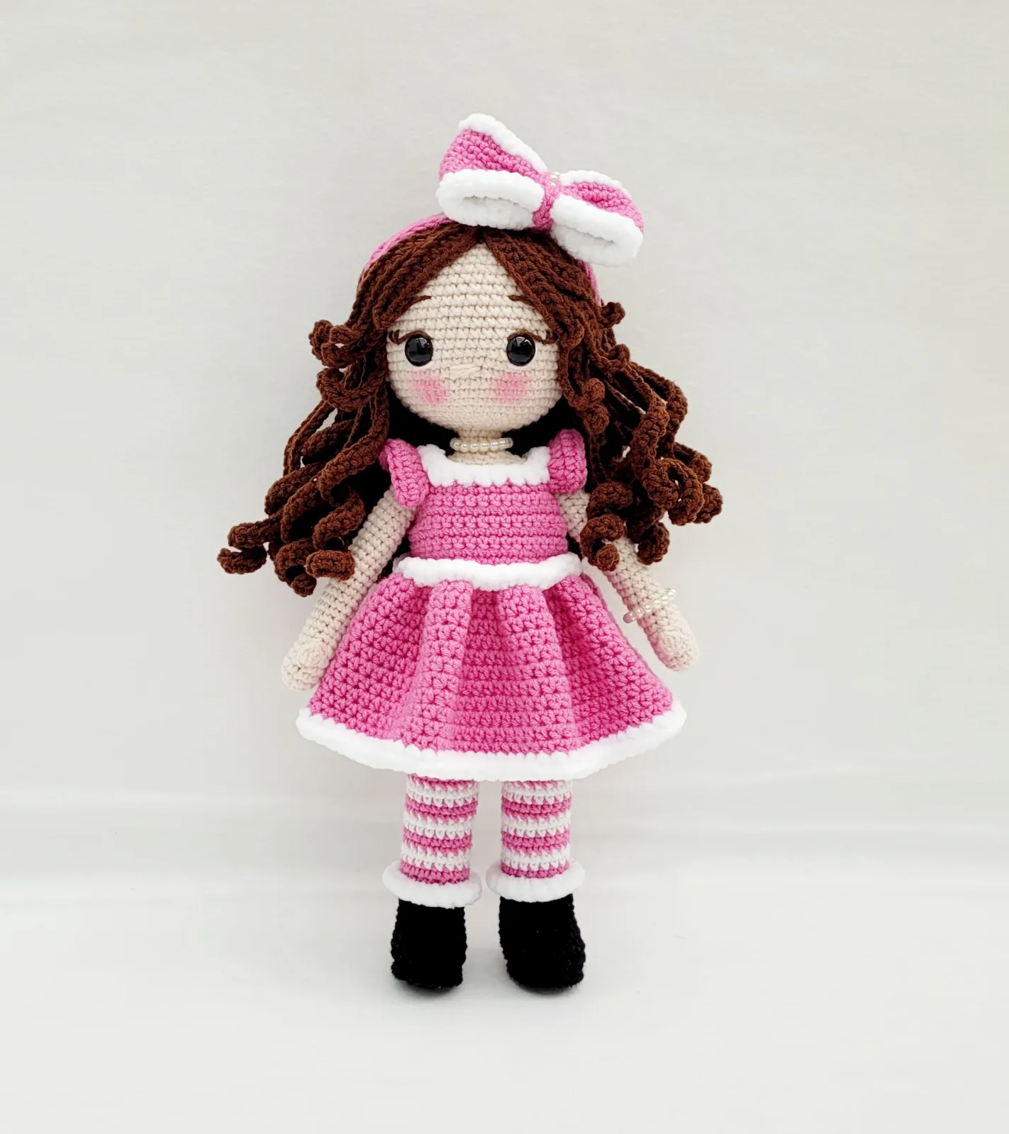 Madeleine - Gehäkelte Puppe 29-30 cm mit Kleid Schleife pink weiß Geschenk Mädchen Handmade Kinderzimmer Deko