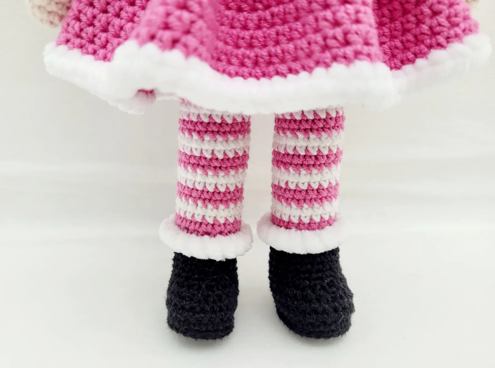 Madeleine - Gehäkelte Puppe 29-30 cm mit Kleid Schleife pink weiß Geschenk Mädchen Handmade Kinderzimmer Deko – Bild 5