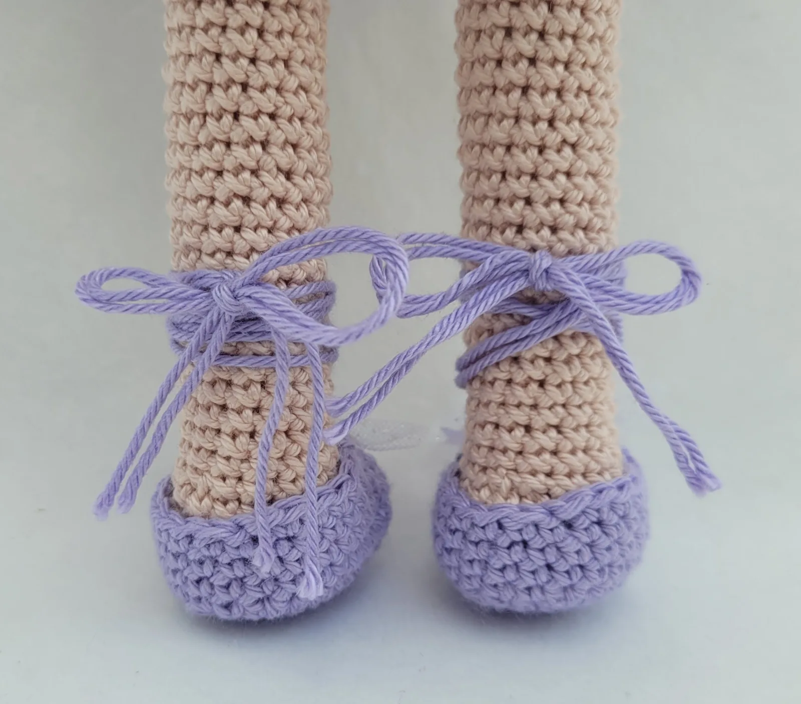 Viola - Gehäkelte lila Amigurumi Ballerina Puppe 29 cm Handmade handgemachte Stoffpuppe Geschenk für Mädchen Deko Zimmer – Bild 11