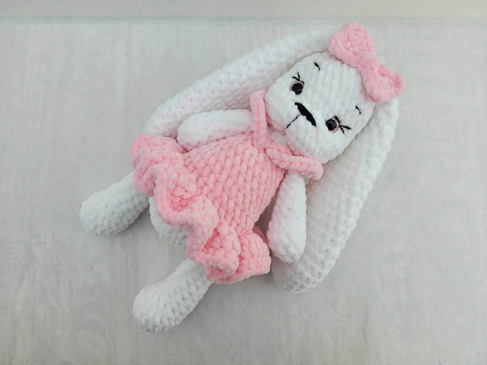 Sweetie - Gehäkelter Amigurumi Hase Rosa Weiß Handmade Handgemacht Kuschelig Geschenk Mädchen Kinder Deko Kinderzimmer – Bild 3