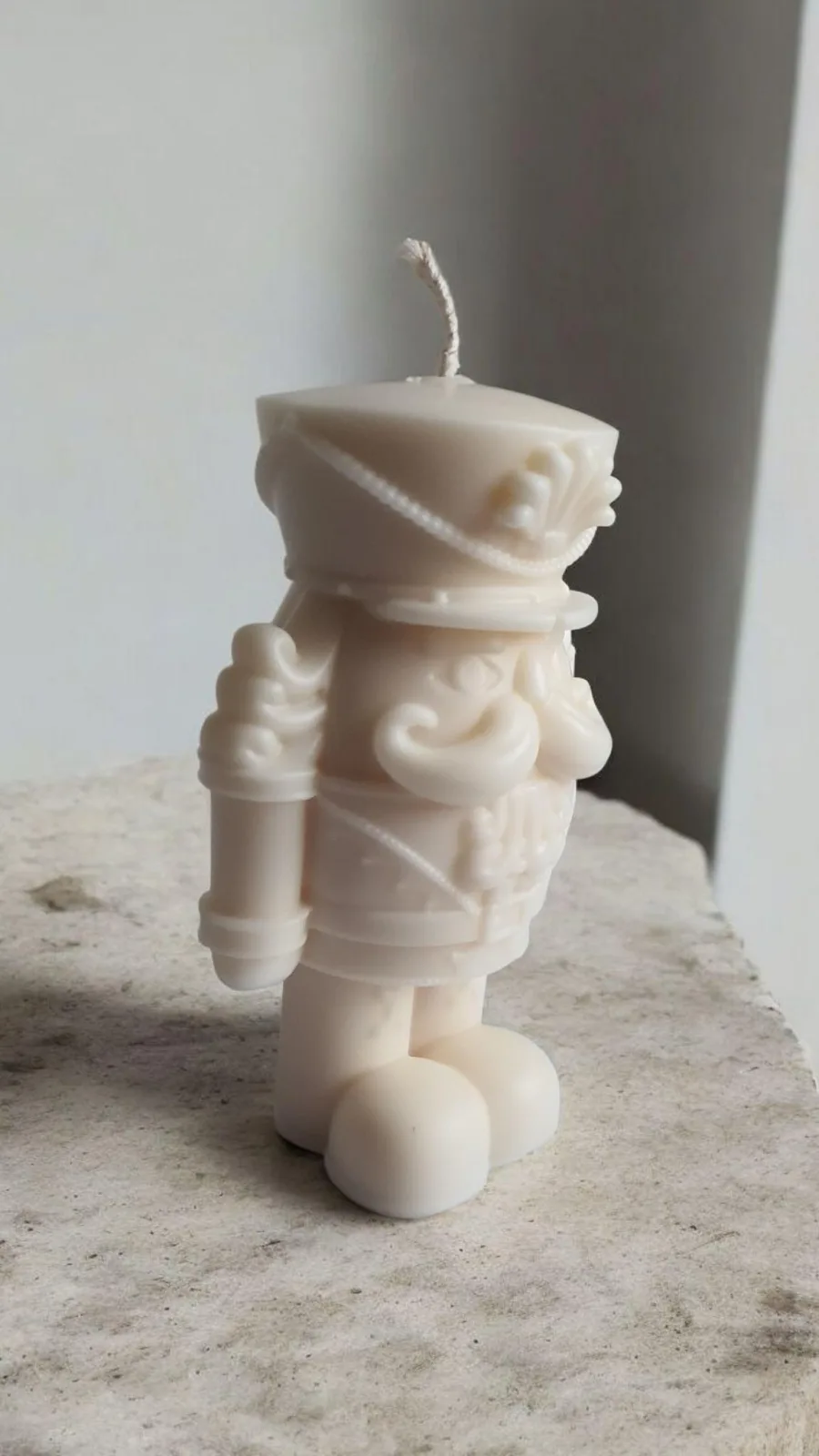 Nussknacker Kerze aus Rapswachs – Weihnachtskerze als Weihnachtsdeko & Geschenkidee – Bild 3