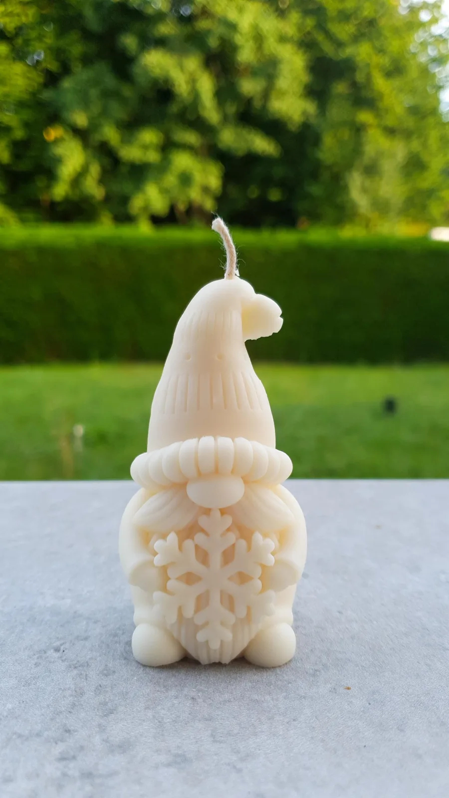 Wichtel Kerze aus Rapswachs – Weihnachtskerze mit Schneeflocke als Weihnachtsdeko & Geschenkidee – Bild 3
