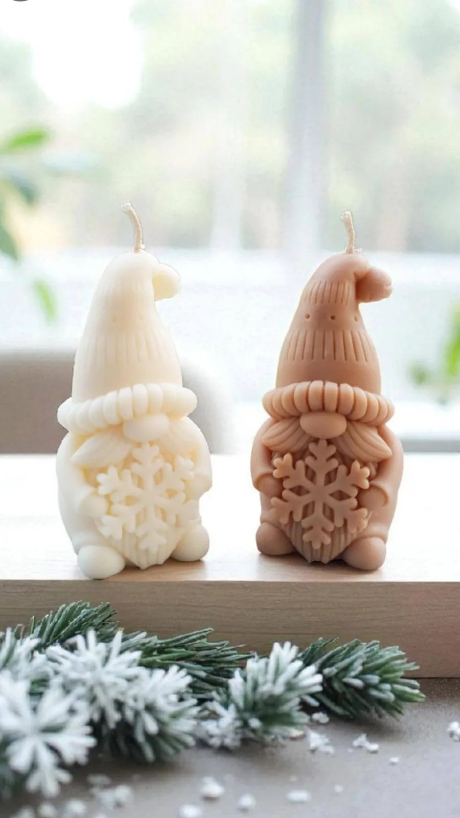 Wichtel Kerze aus Rapswachs – Weihnachtskerze mit Schneeflocke als Weihnachtsdeko & Geschenkidee