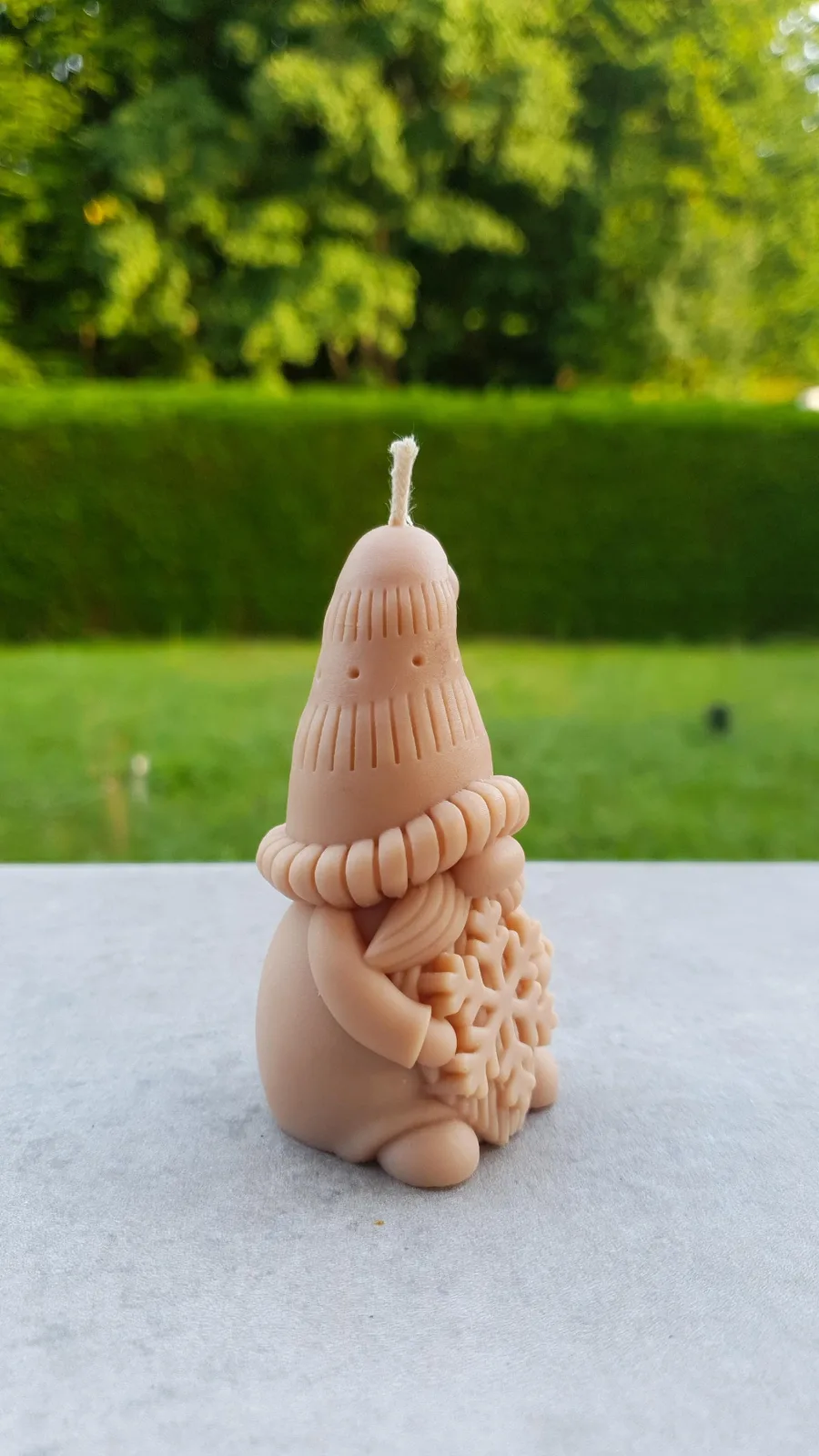 Wichtel Kerze aus Rapswachs – Weihnachtskerze mit Schneeflocke als Weihnachtsdeko & Geschenkidee – Bild 2