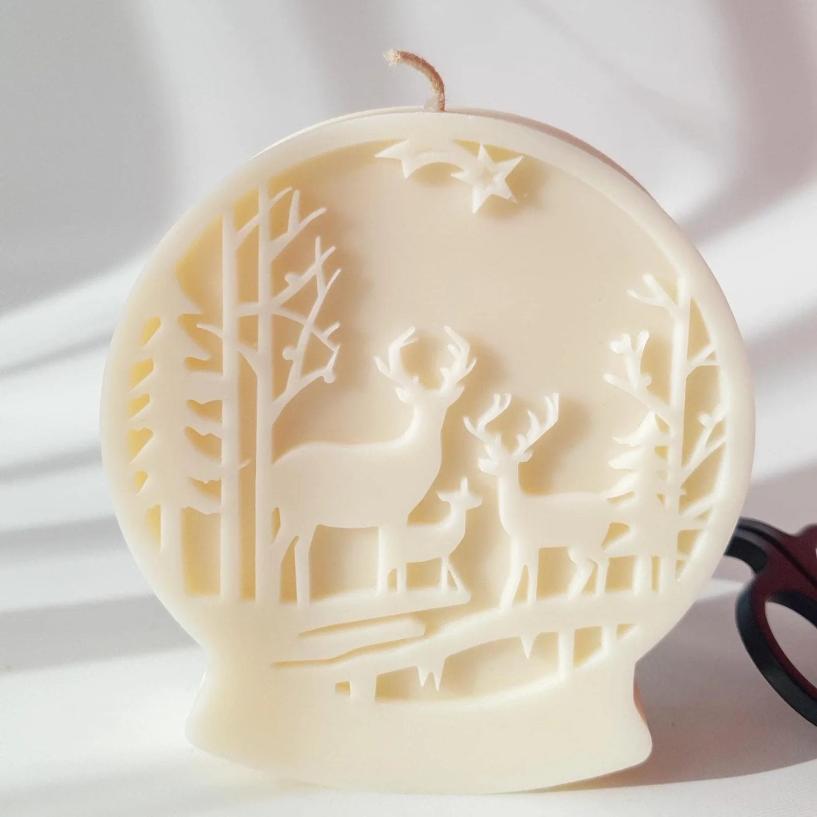 Schneekugel Kerze aus Rapswachs – Weihnachtskerze mit Hirsch & Wald als Weihnachtsdeko