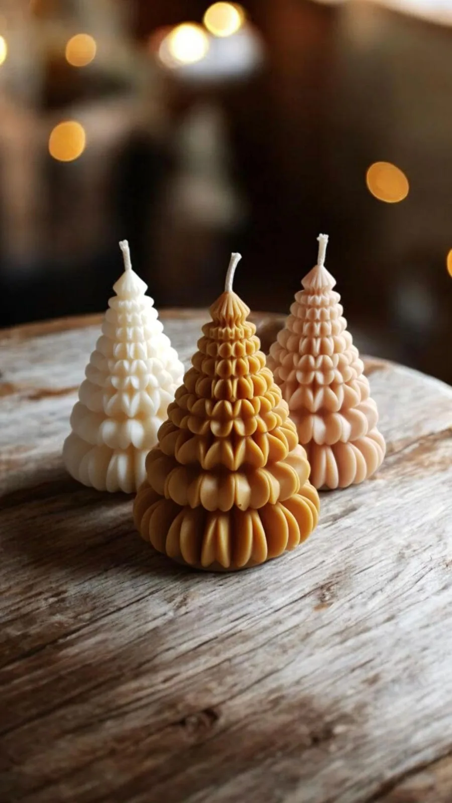 Tannenbaum Kerze aus Rapswachs – Weihnachtskerze in Origami Optik als Weihnachtsdeko & Adventsdeko – Bild 2