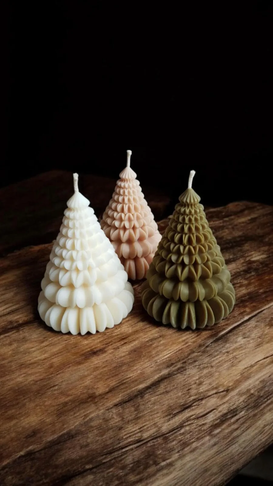 Tannenbaum Kerze aus Rapswachs – Weihnachtskerze in Origami Optik als Weihnachtsdeko & Adventsdeko