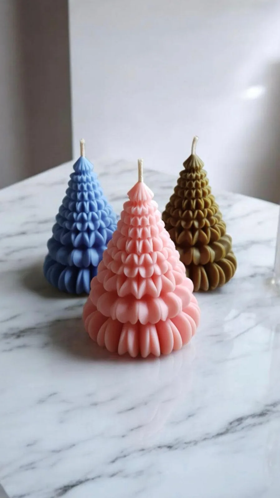 Tannenbaum Kerze aus Rapswachs – Weihnachtskerze in Origami Optik als Weihnachtsdeko & Adventsdeko – Bild 3