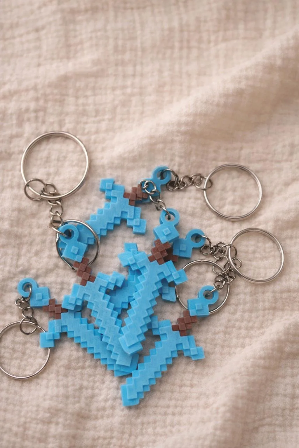 Leuchtender Pixel-Schwert Schlüsselanhänger – perfekt für kleine Minecraft Fans – Bild 2