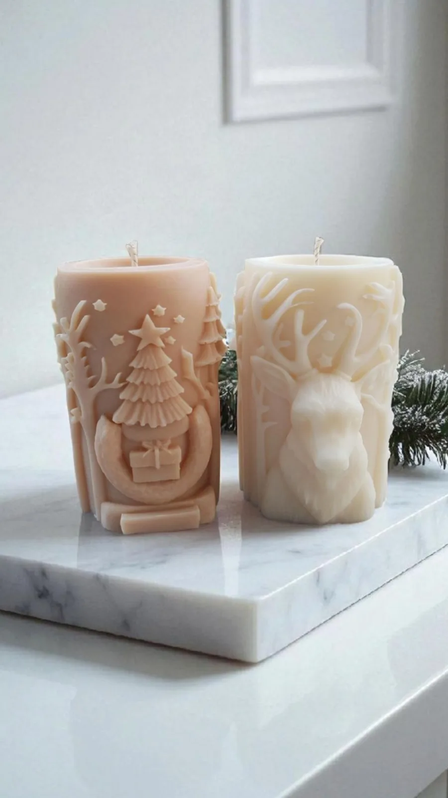 Stumpenkerze mit Hirsch & Waldmotiv aus Rapswachs – Winterkerze & Weihnachtsdeko
