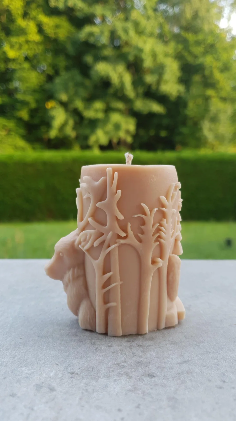 Stumpenkerze mit Hirsch & Waldmotiv aus Rapswachs – Winterkerze & Weihnachtsdeko – Bild 6