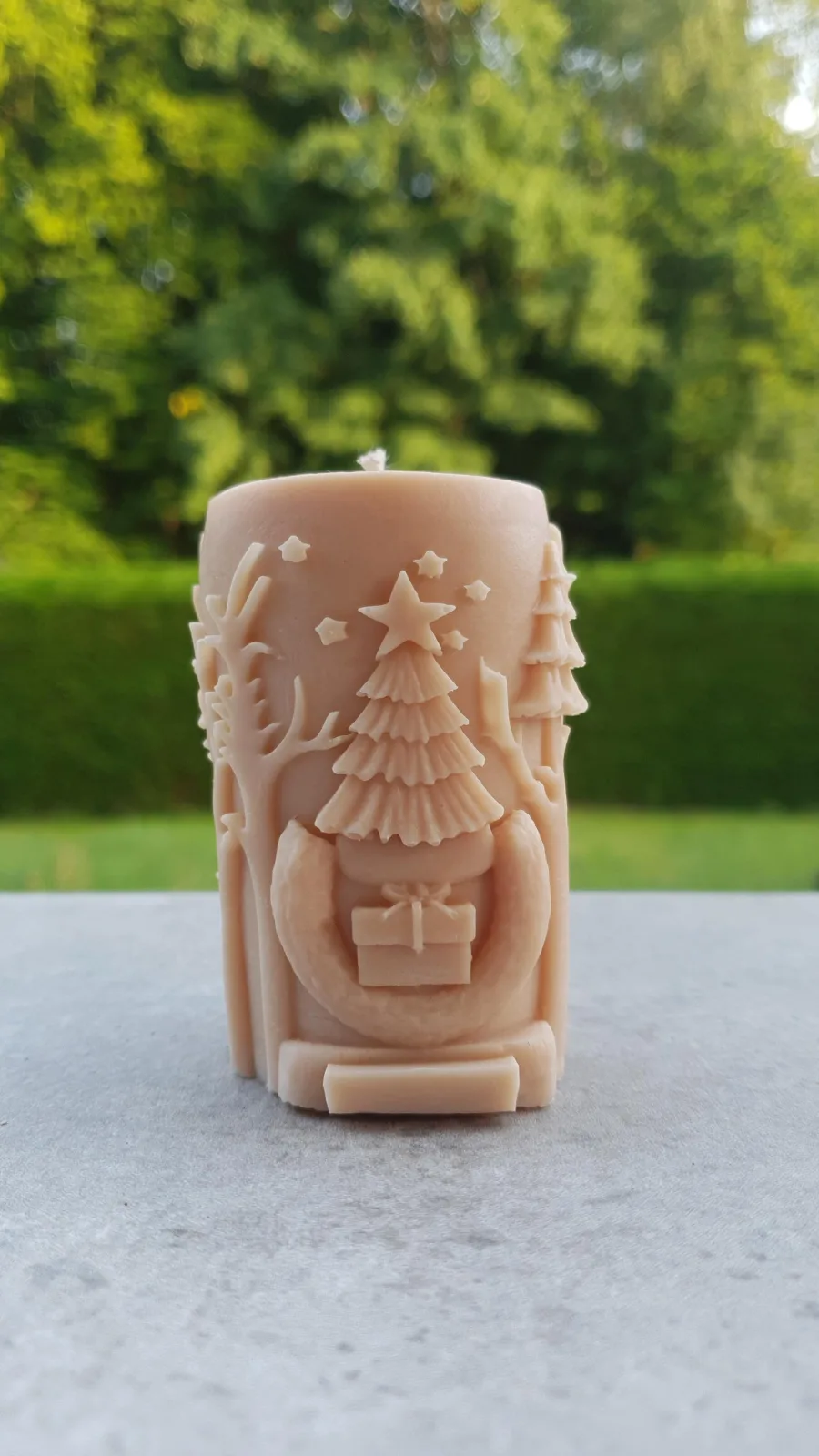 Stumpenkerze mit Hirsch & Waldmotiv aus Rapswachs – Winterkerze & Weihnachtsdeko – Bild 5