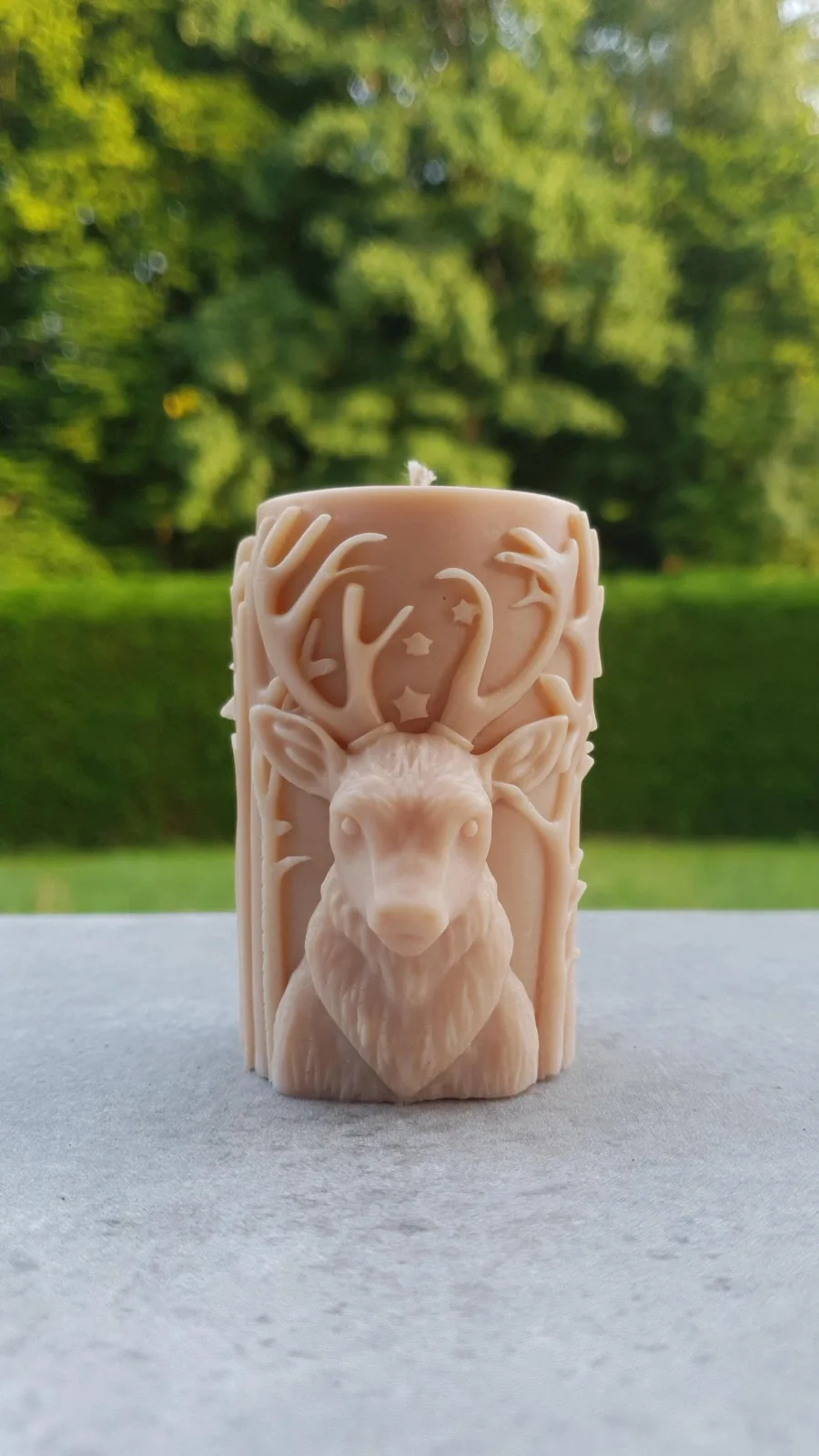 Stumpenkerze mit Hirsch & Waldmotiv aus Rapswachs – Winterkerze & Weihnachtsdeko – Bild 2