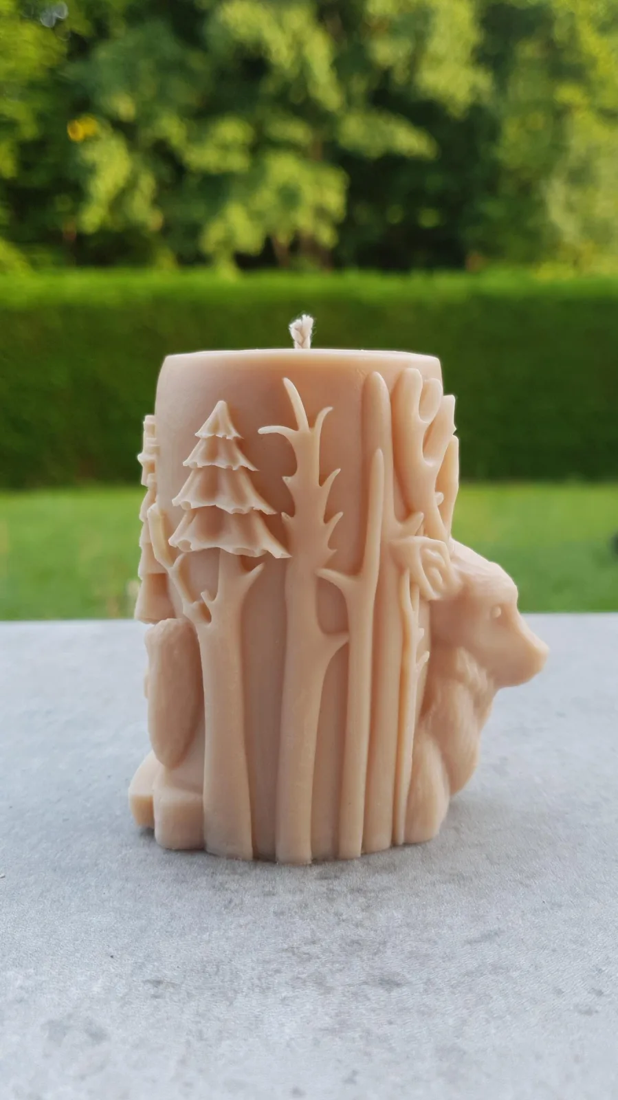 Stumpenkerze mit Hirsch & Waldmotiv aus Rapswachs – Winterkerze & Weihnachtsdeko – Bild 7