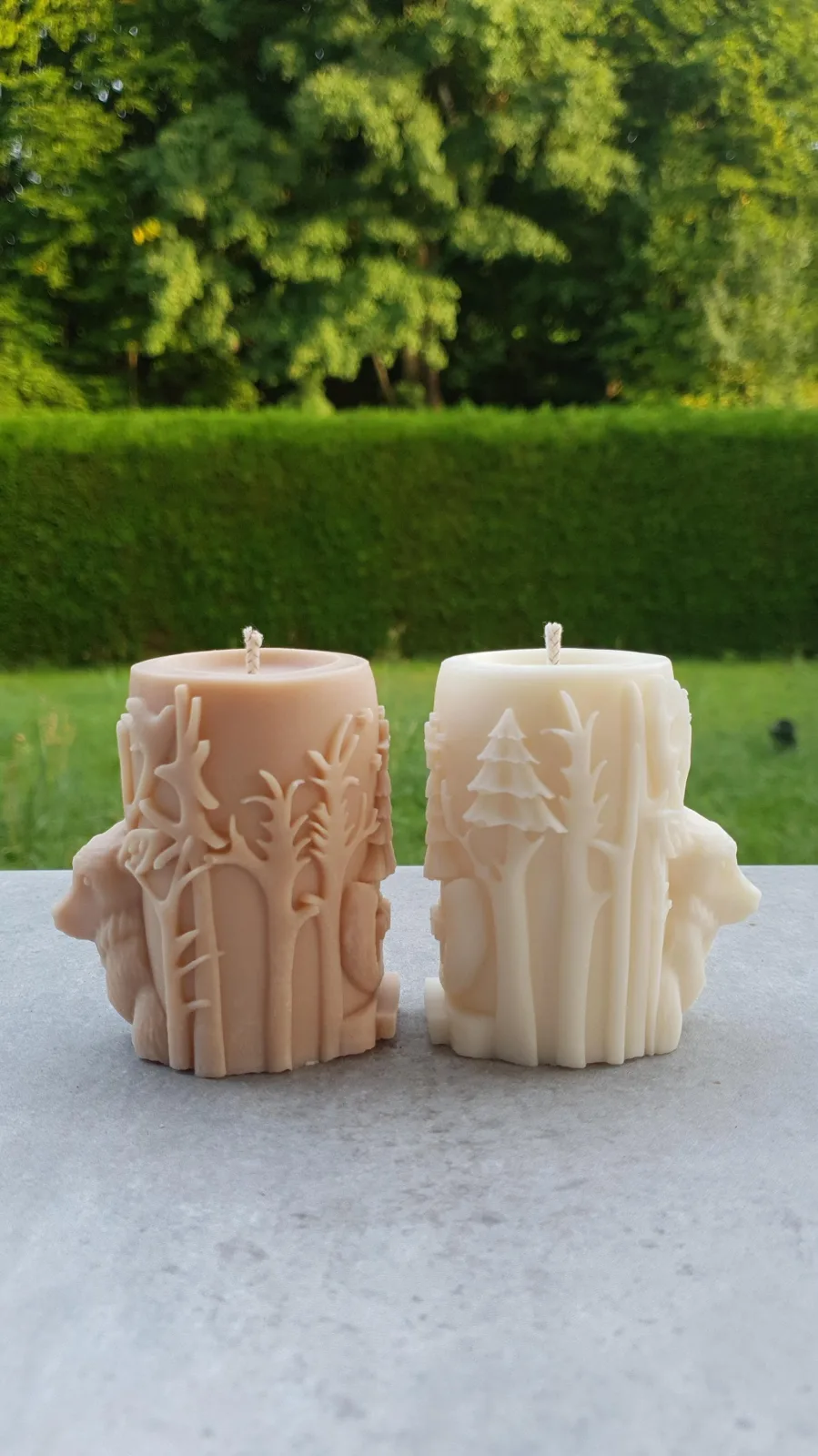 Stumpenkerze mit Hirsch & Waldmotiv aus Rapswachs – Winterkerze & Weihnachtsdeko – Bild 4