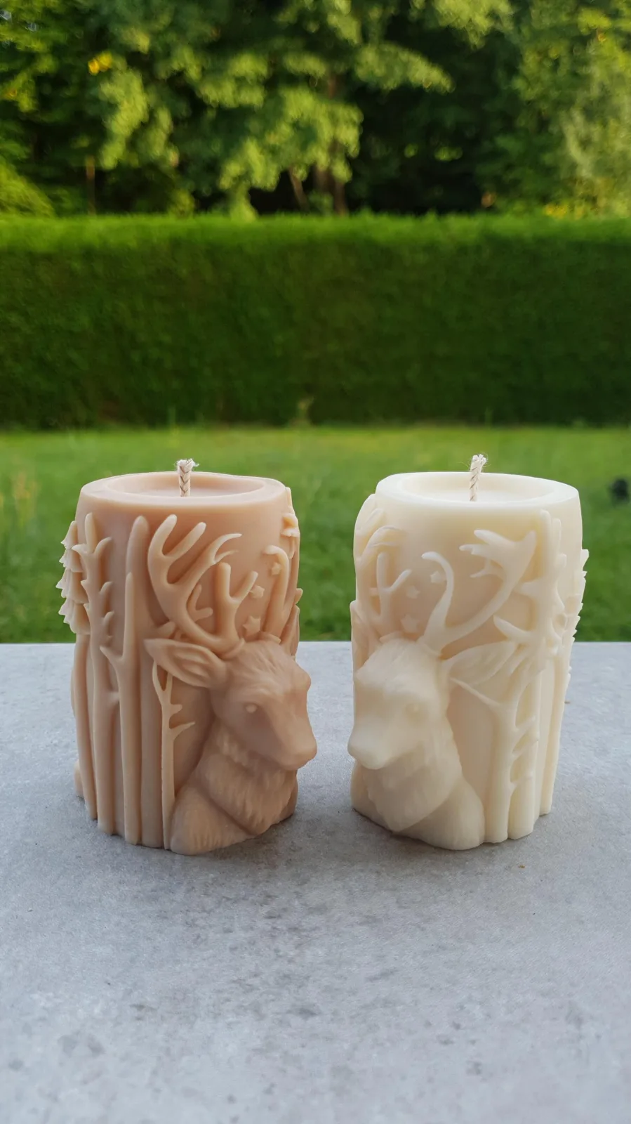 Stumpenkerze mit Hirsch & Waldmotiv aus Rapswachs – Winterkerze & Weihnachtsdeko – Bild 3