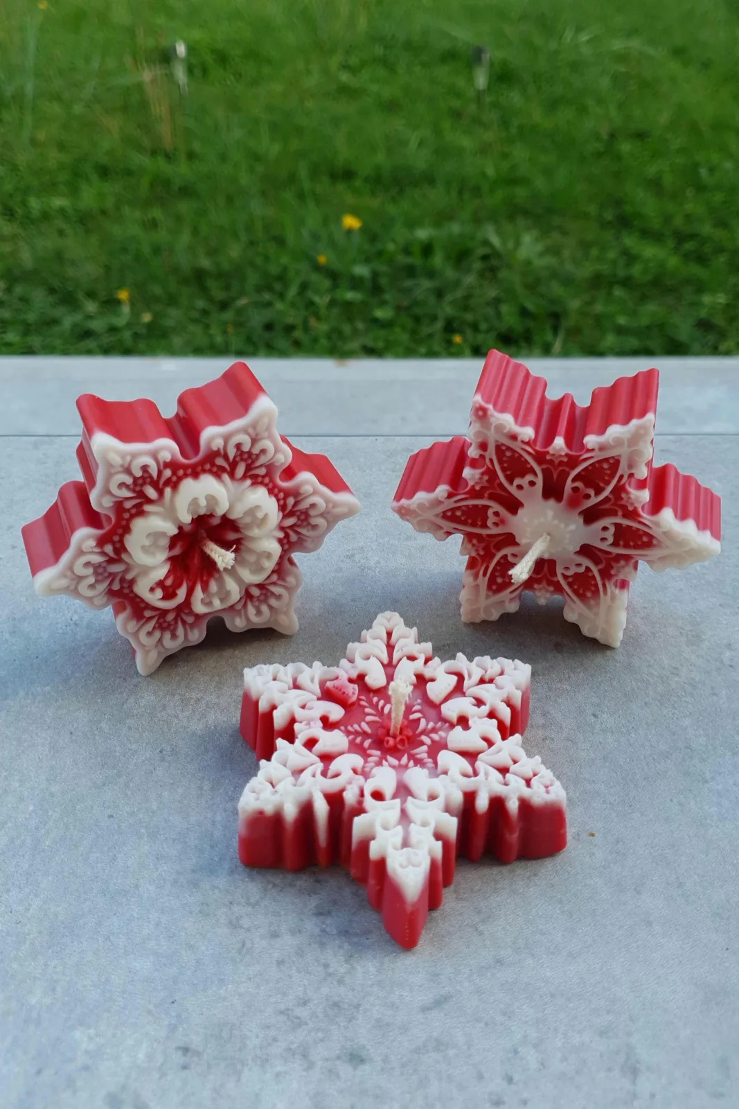 Schneeflockenkerzen 3er-Set aus Rapswachs – Winterdeko & Geschenkidee – Bild 2