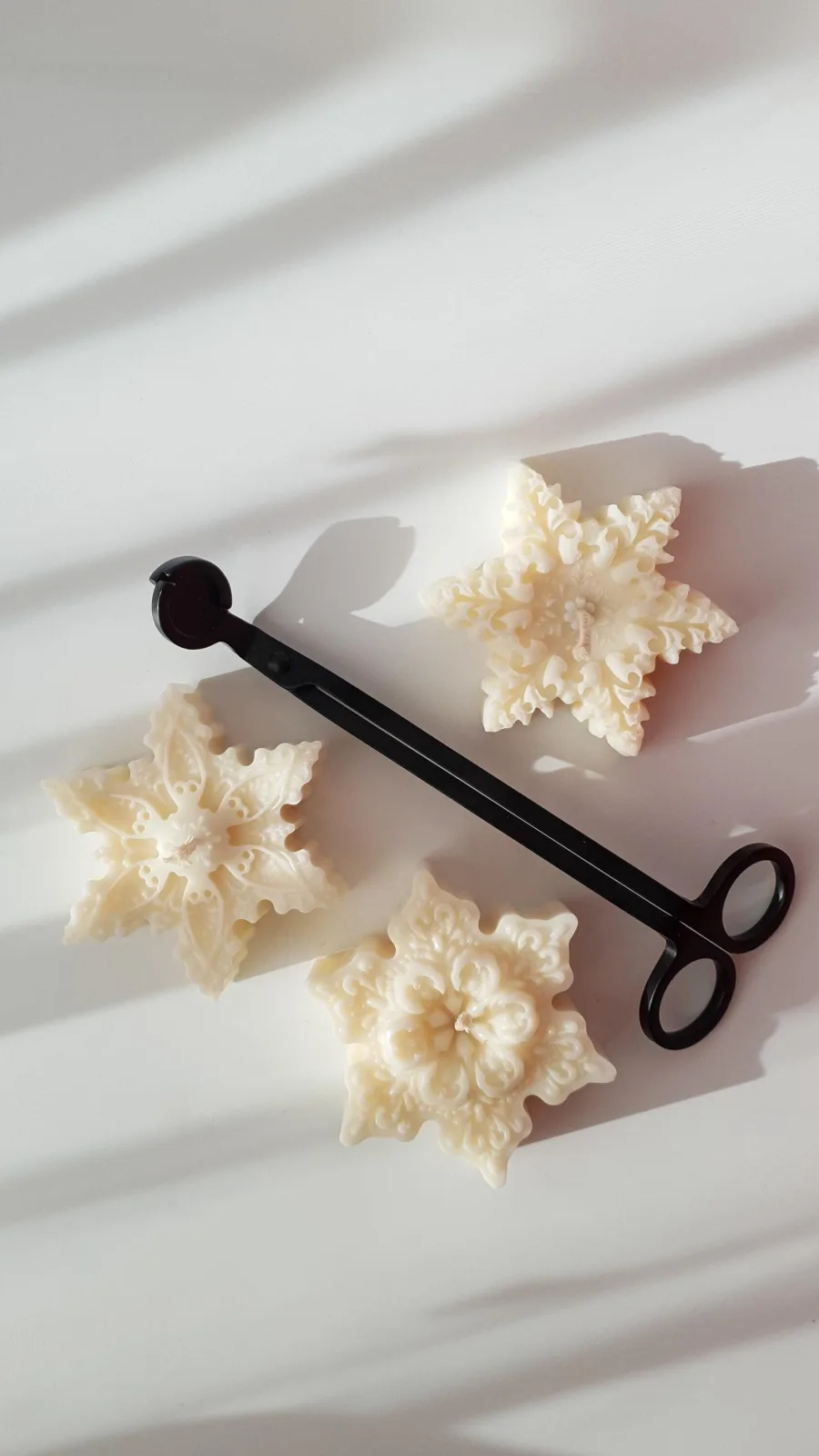 Schneeflockenkerzen 3er-Set aus Rapswachs – Winterdeko & Geschenkidee – Bild 5