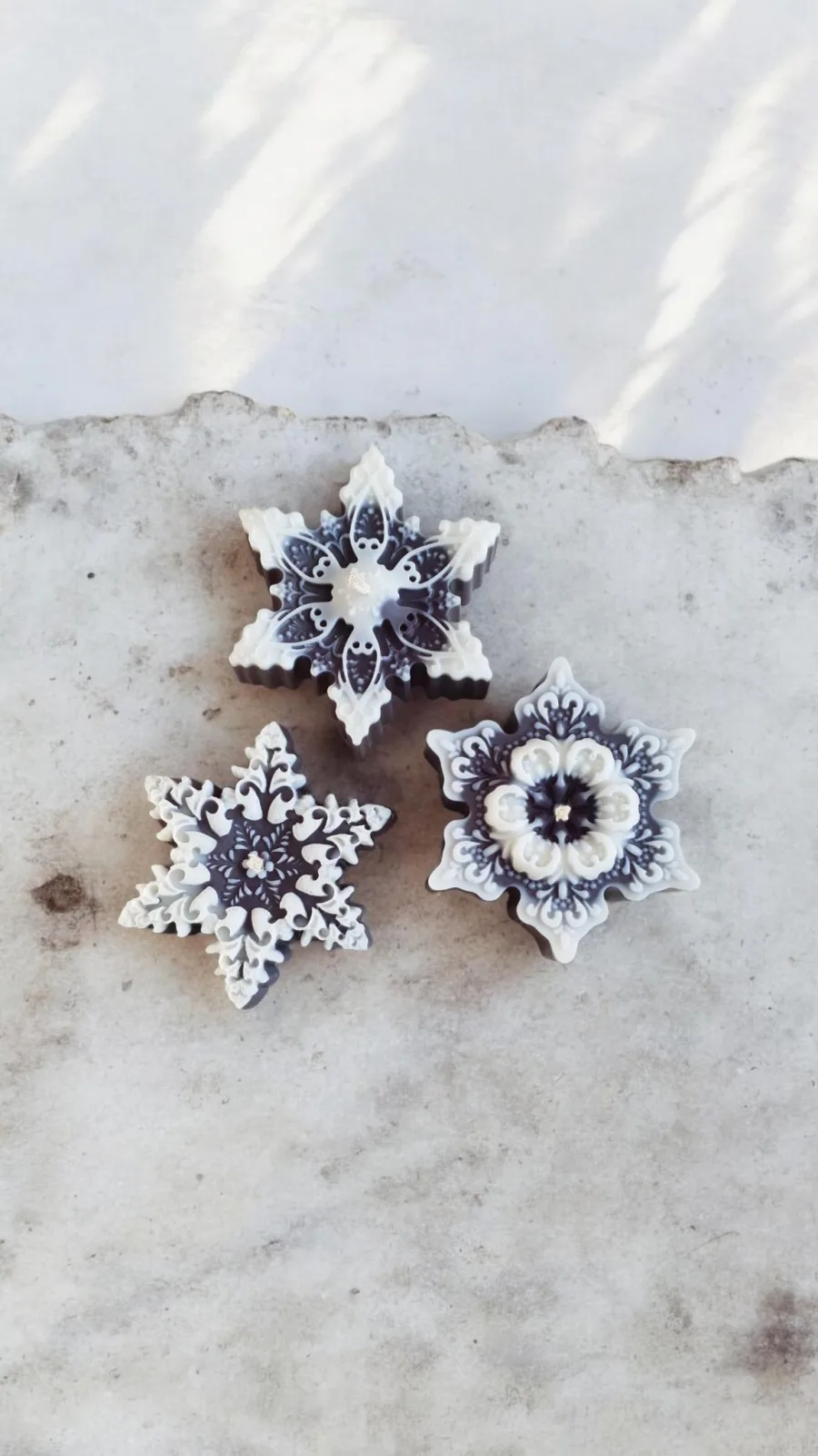 Schneeflockenkerzen 3er-Set aus Rapswachs – Winterdeko & Geschenkidee – Bild 9