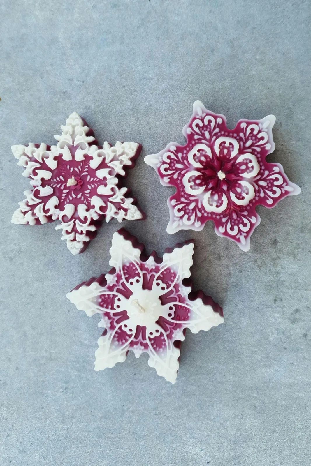 Schneeflockenkerzen 3er-Set aus Rapswachs – Winterdeko & Geschenkidee – Bild 3