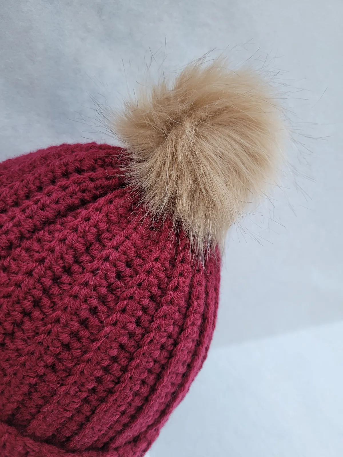 4-teiliges Winter Set für Damen aus Mischwolle Dunkelrot Mütze Halswärmer Stirnband Handstulpen Handgehäkelt – Bild 10