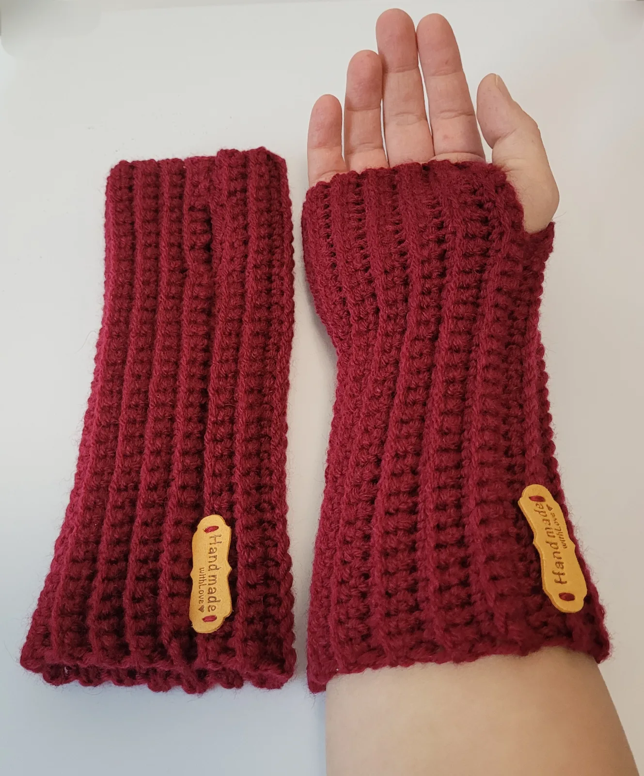 4-teiliges Winter Set für Damen aus Mischwolle Dunkelrot Mütze Halswärmer Stirnband Handstulpen Handgehäkelt – Bild 19