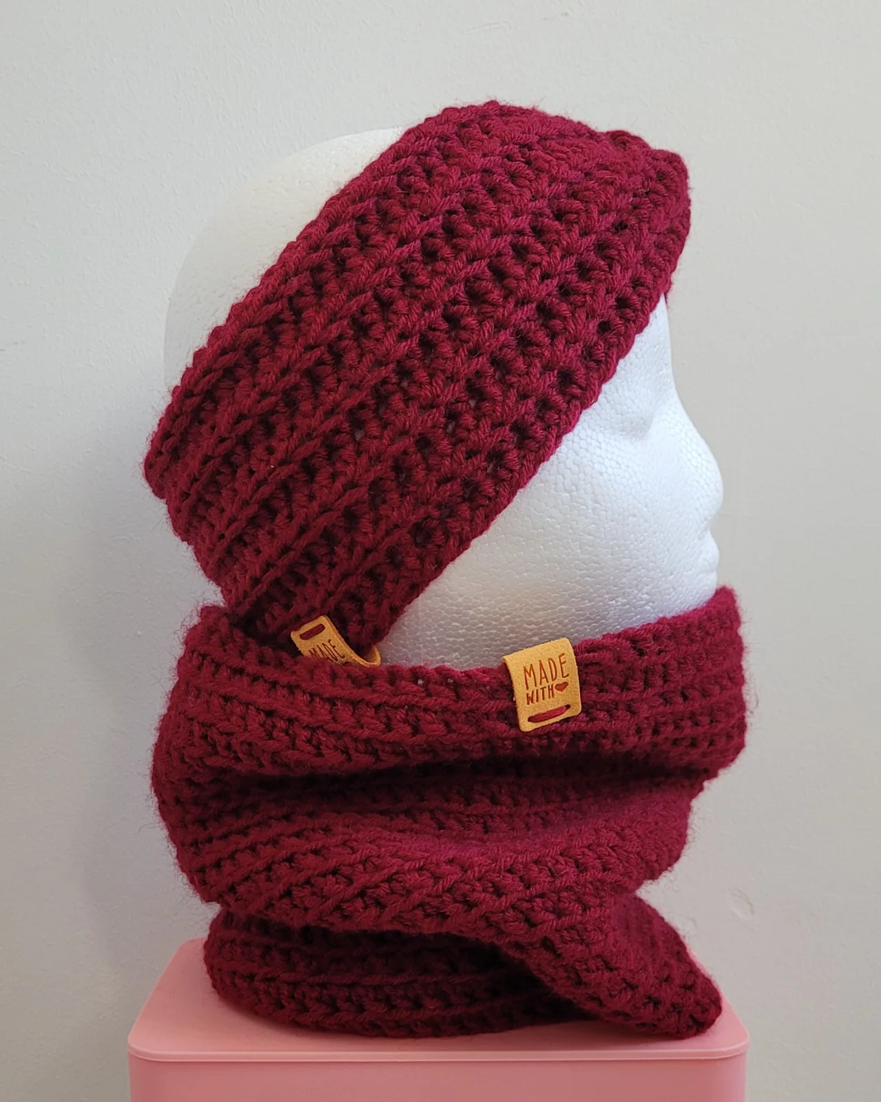 4-teiliges Winter Set für Damen aus Mischwolle Dunkelrot Mütze Halswärmer Stirnband Handstulpen Handgehäkelt – Bild 3