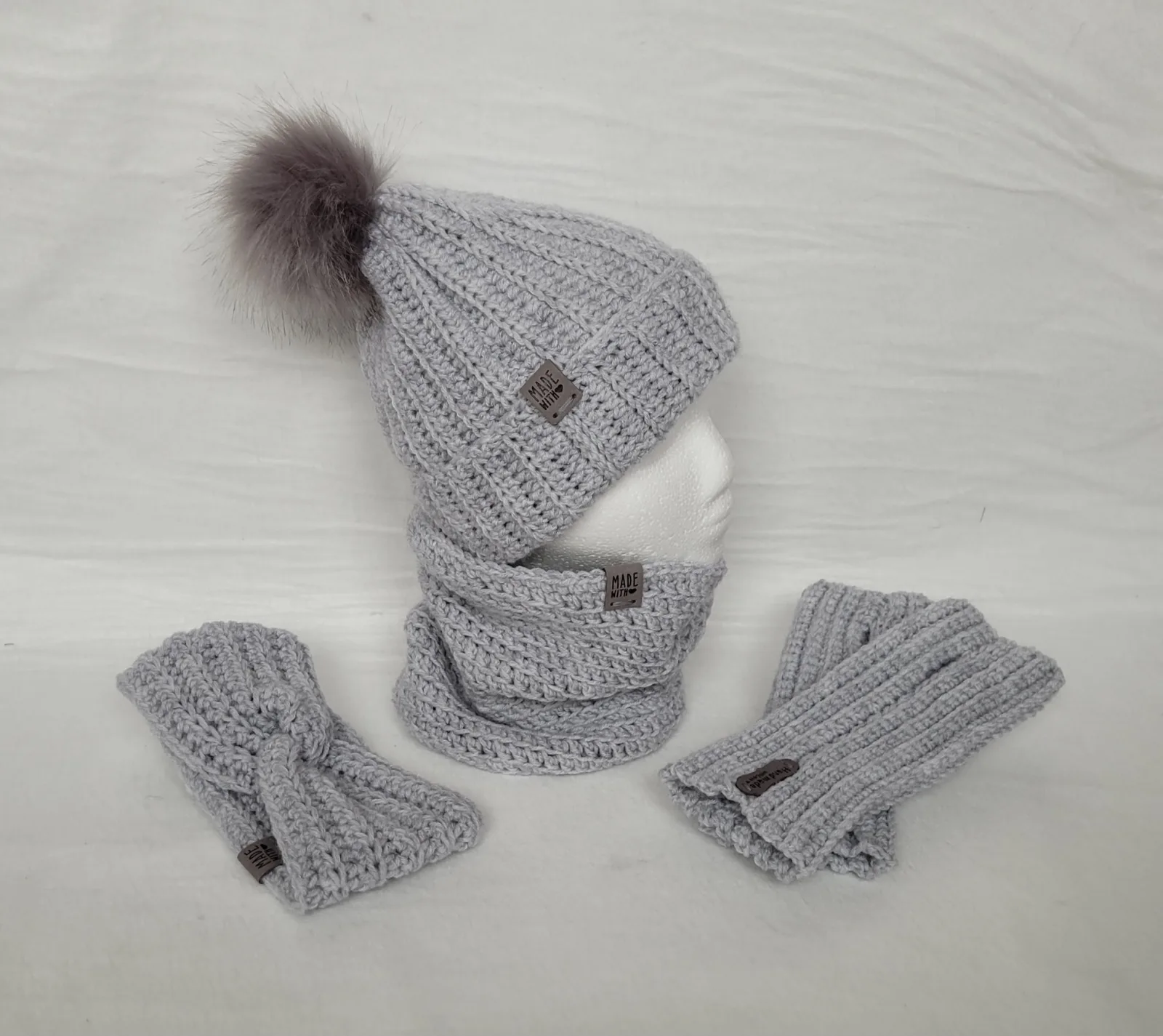 4-teiliges Winter Set für Damen aus Mischwolle Grau Mütze Halswärmer Stirnband Handstulpen Handgehäkelt