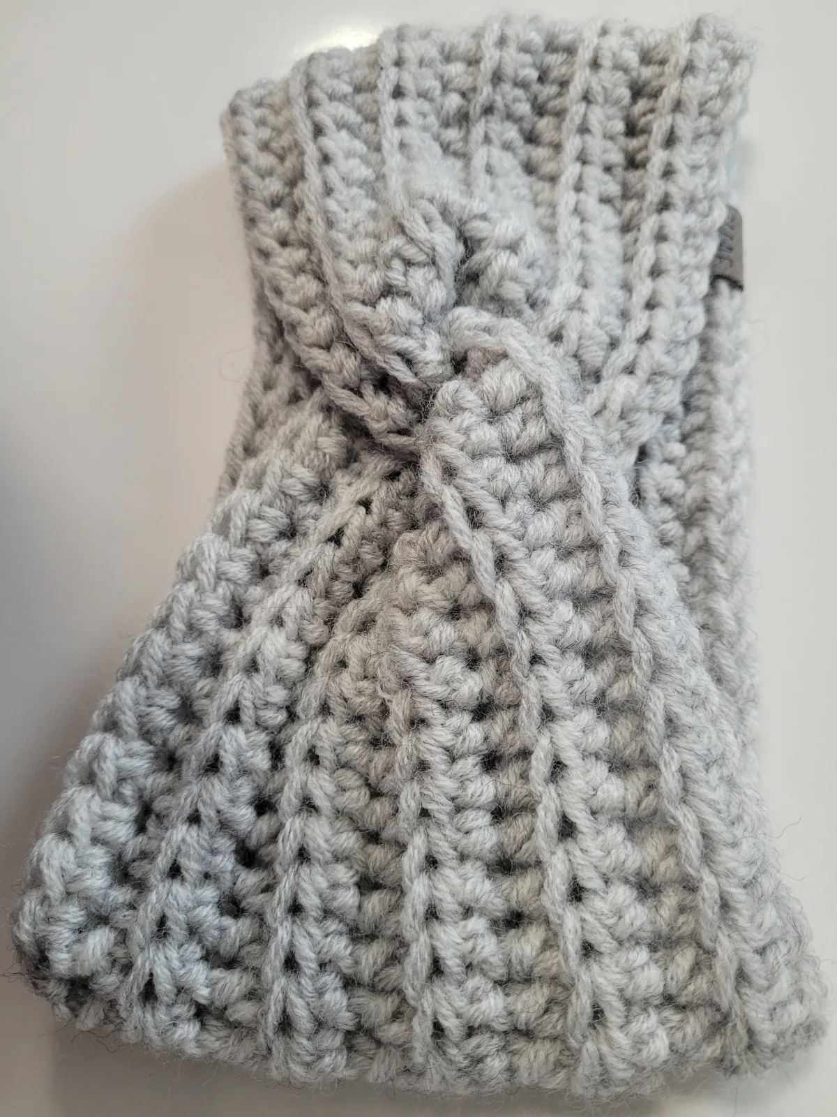 4-teiliges Winter Set für Damen aus Mischwolle Grau Mütze Halswärmer Stirnband Handstulpen Handgehäkelt – Bild 12