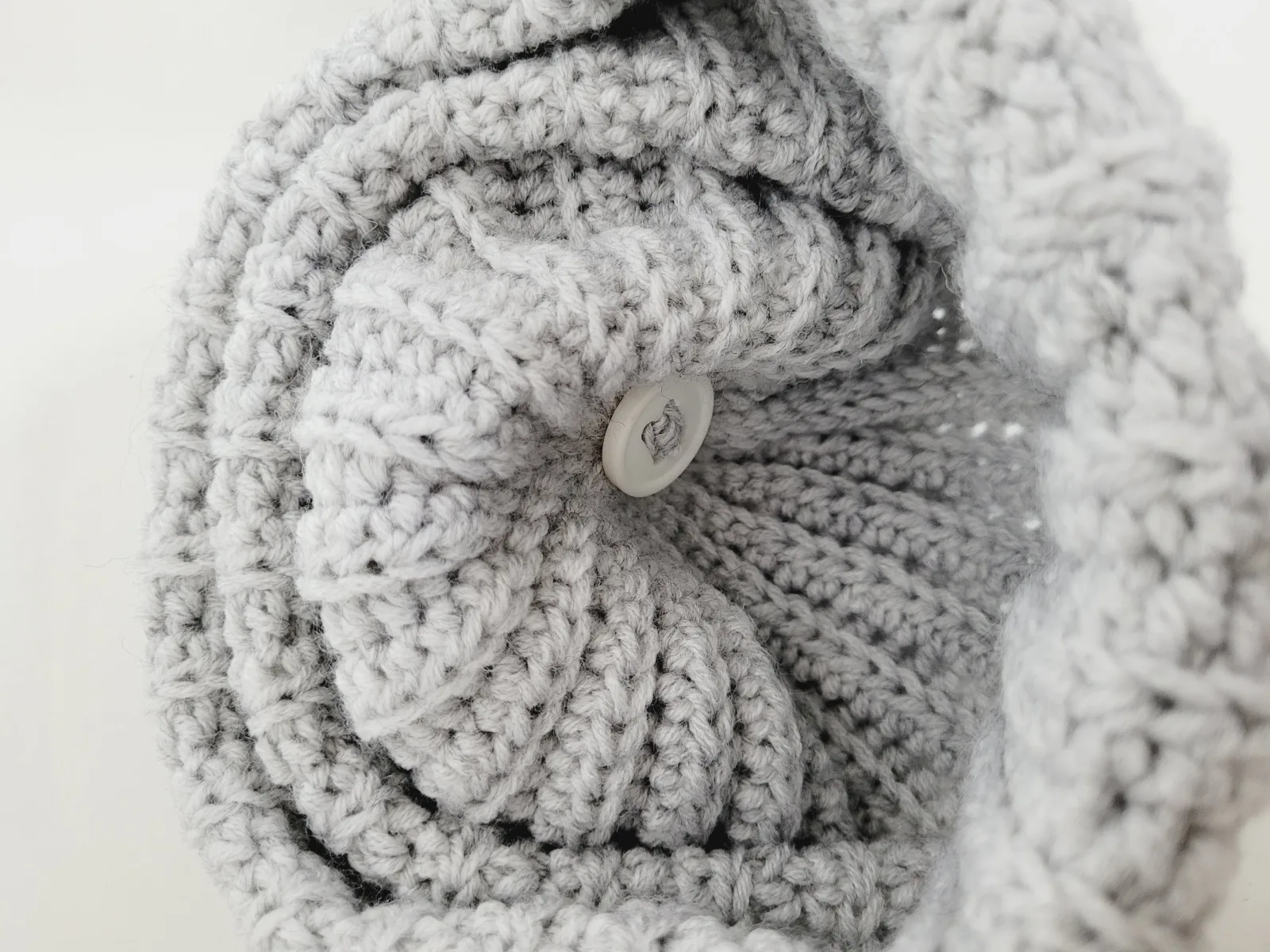 4-teiliges Winter Set für Damen aus Mischwolle Grau Mütze Halswärmer Stirnband Handstulpen Handgehäkelt – Bild 5