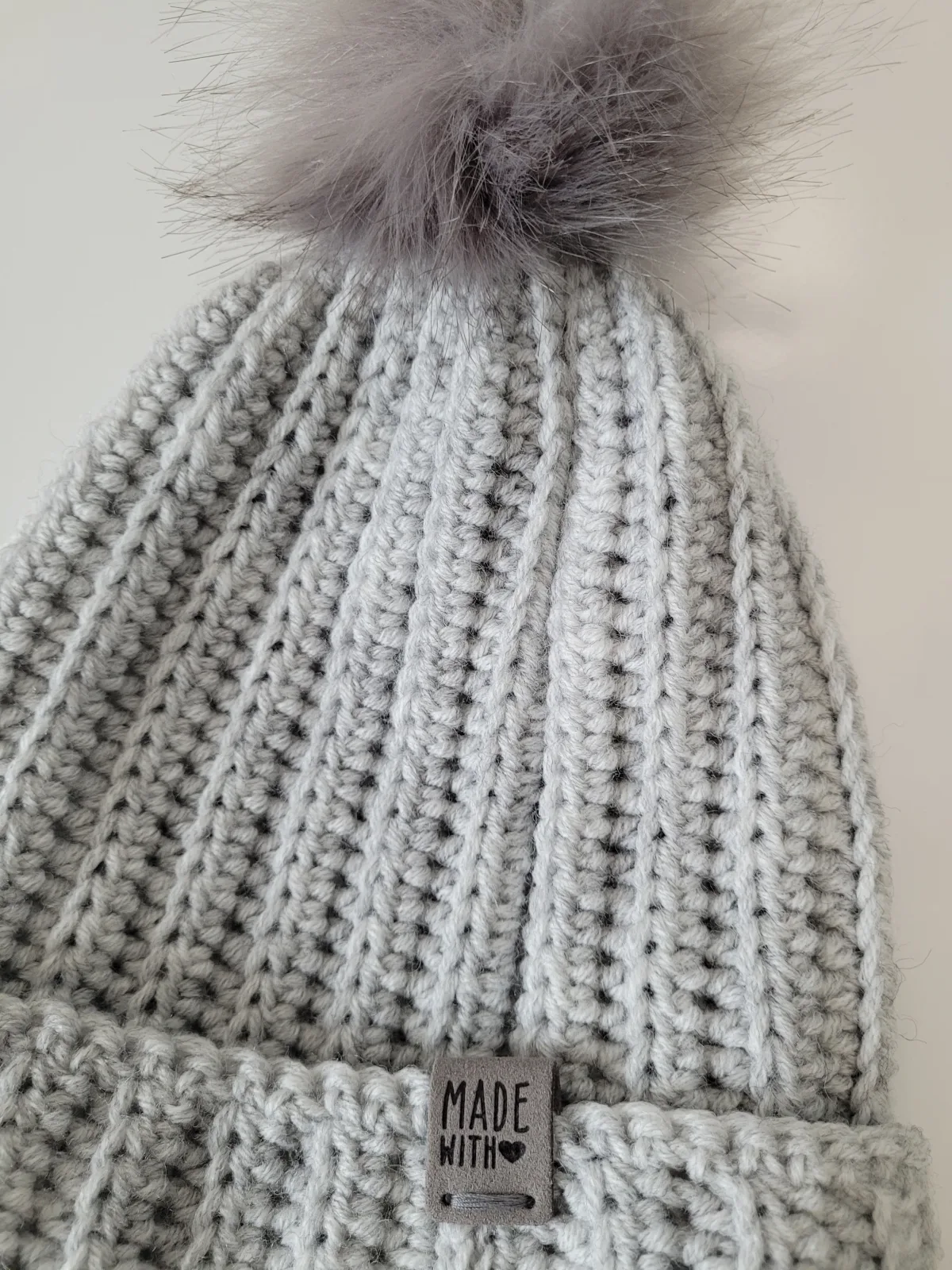 4-teiliges Winter Set für Damen aus Mischwolle Grau Mütze Halswärmer Stirnband Handstulpen Handgehäkelt – Bild 2