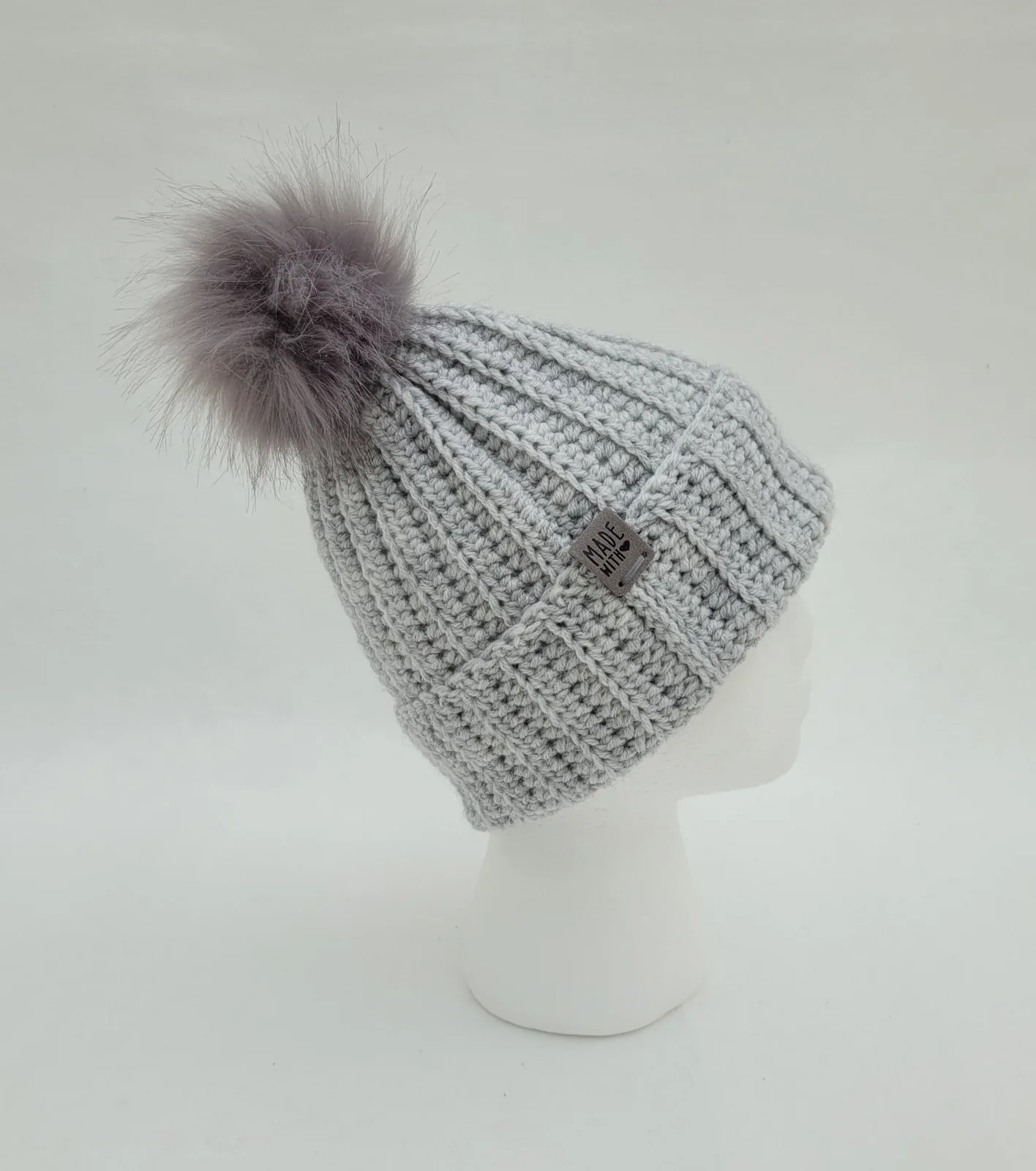 Handgehäkelte Mütze für Damen und größere Mädchen - Grau Wintermütze Mischwolle Acryl/Wolle 51–56 cm