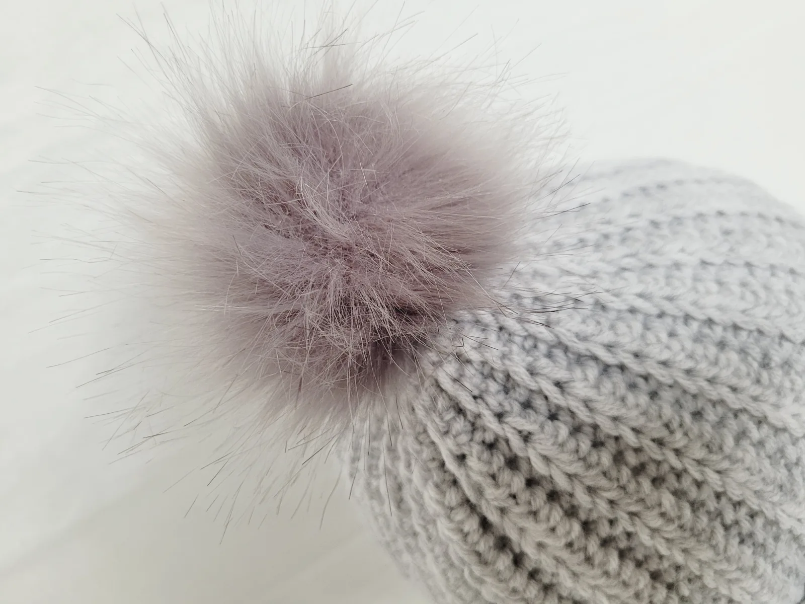 Handgehäkelte Mütze für Damen und größere Mädchen - Grau Wintermütze Mischwolle Acryl/Wolle 51–56 cm – Bild 6