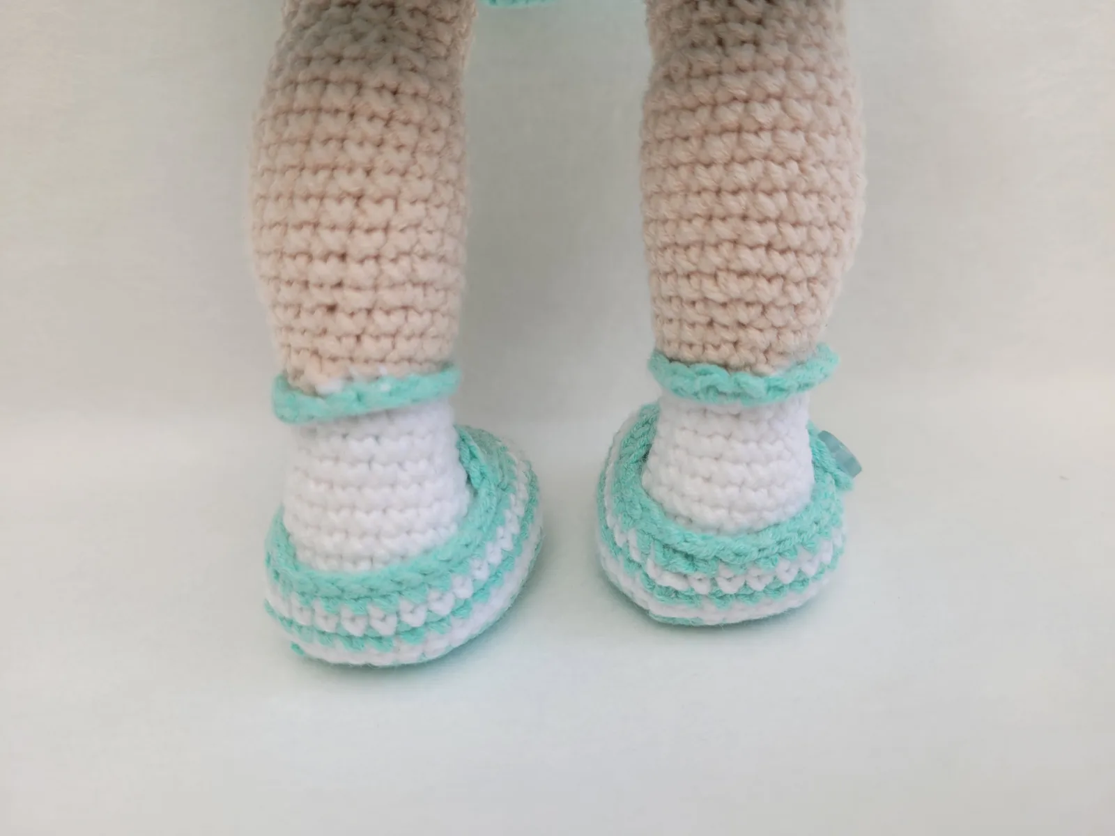 Mira - Handgefertigte gehäkelte Amigurumi Puppe 34 cm türkis Stoffpuppe Handmade Geschenk Mädchen Kinderzimmer Deko gift – Bild 11