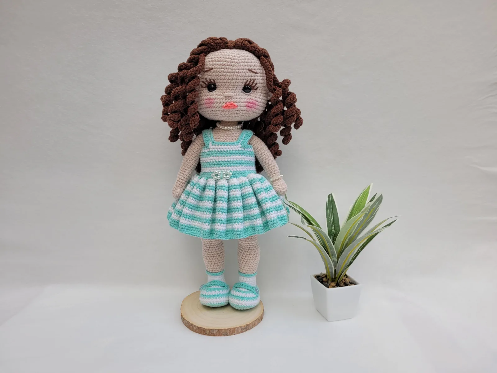Mira - Handgefertigte gehäkelte Amigurumi Puppe 34 cm türkis Stoffpuppe Handmade Geschenk Mädchen Kinderzimmer Deko gift