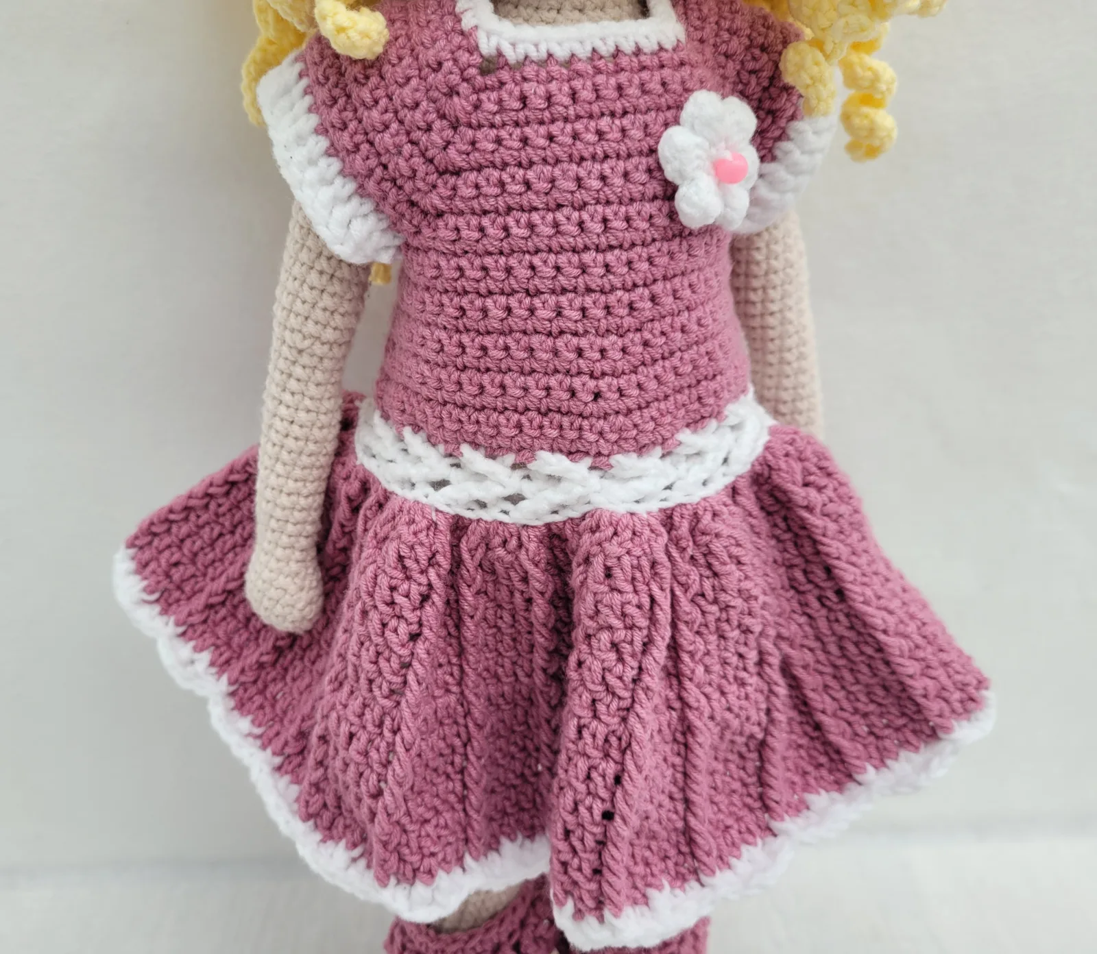 Saskia – handgefertigte Amigurumi Puppe 42 cm Einzigartige Stoffpuppe Handmade Geschenk Mädchen Kinderzimmer Deko gift – Bild 3