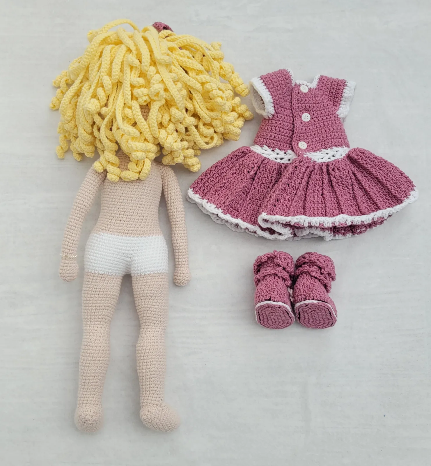 Saskia – handgefertigte Amigurumi Puppe 42 cm Einzigartige Stoffpuppe Handmade Geschenk Mädchen Kinderzimmer Deko gift – Bild 10