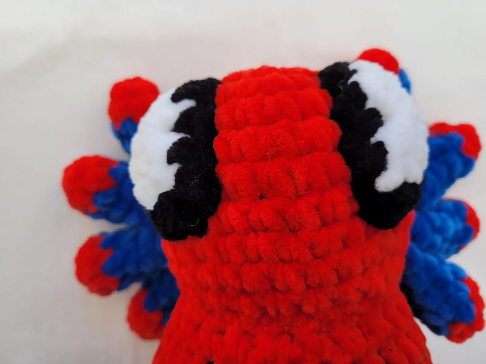 Gehäkelte rote blaue Amigurumi Spinne Crochet Spider Superheld Handmade handgemachte Figur Geschenk Kinderzimmer Deko – Bild 4