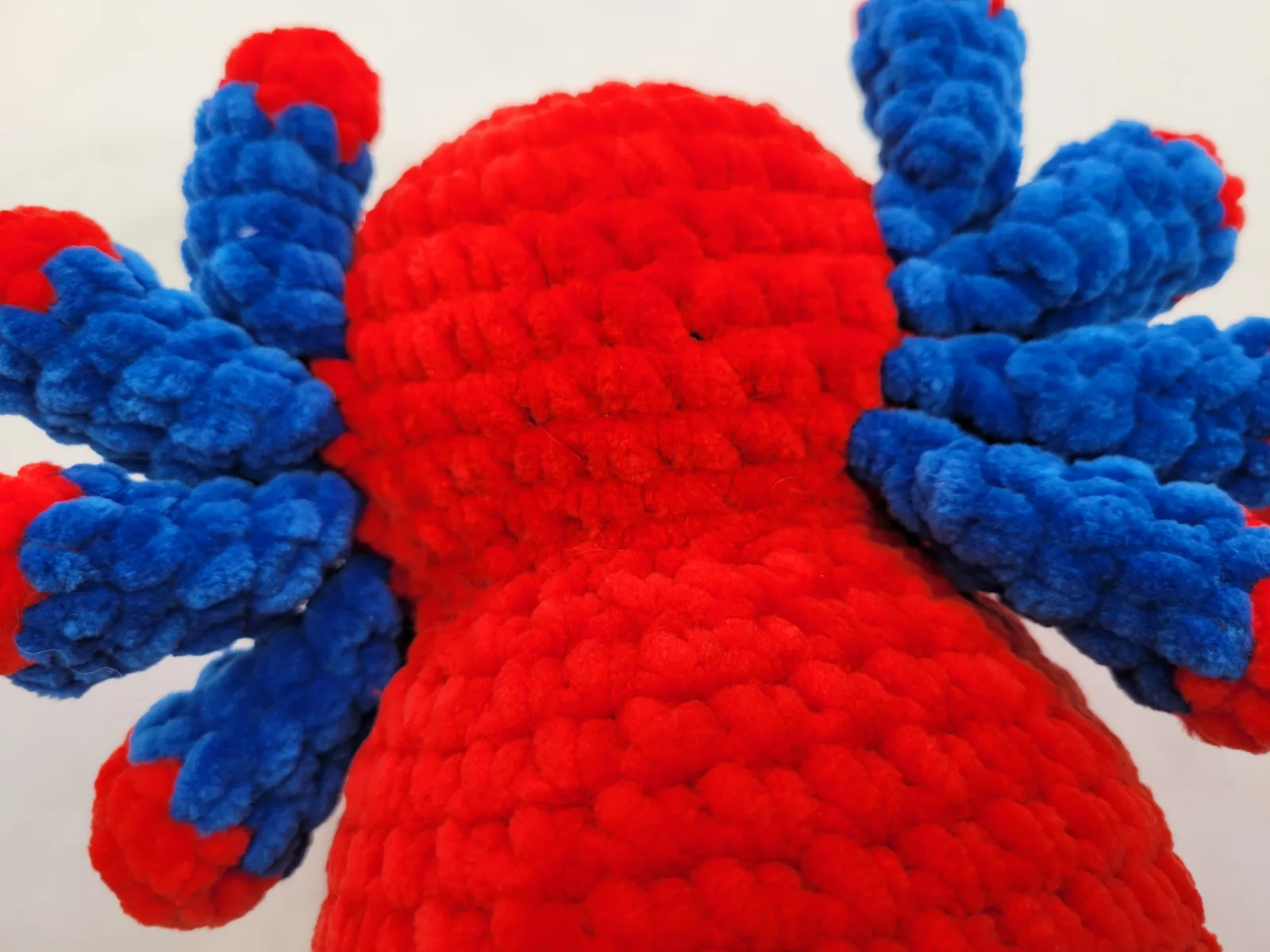 Gehäkelte rote blaue Amigurumi Spinne Crochet Spider Superheld Handmade handgemachte Figur Geschenk Kinderzimmer Deko – Bild 6