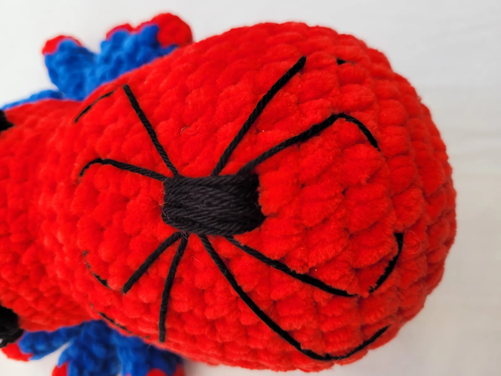 Gehäkelte rote blaue Amigurumi Spinne Crochet Spider Superheld Handmade handgemachte Figur Geschenk Kinderzimmer Deko – Bild 3