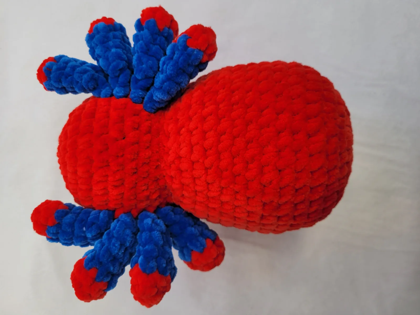 Gehäkelte rote blaue Amigurumi Spinne Crochet Spider Superheld Handmade handgemachte Figur Geschenk Kinderzimmer Deko – Bild 5