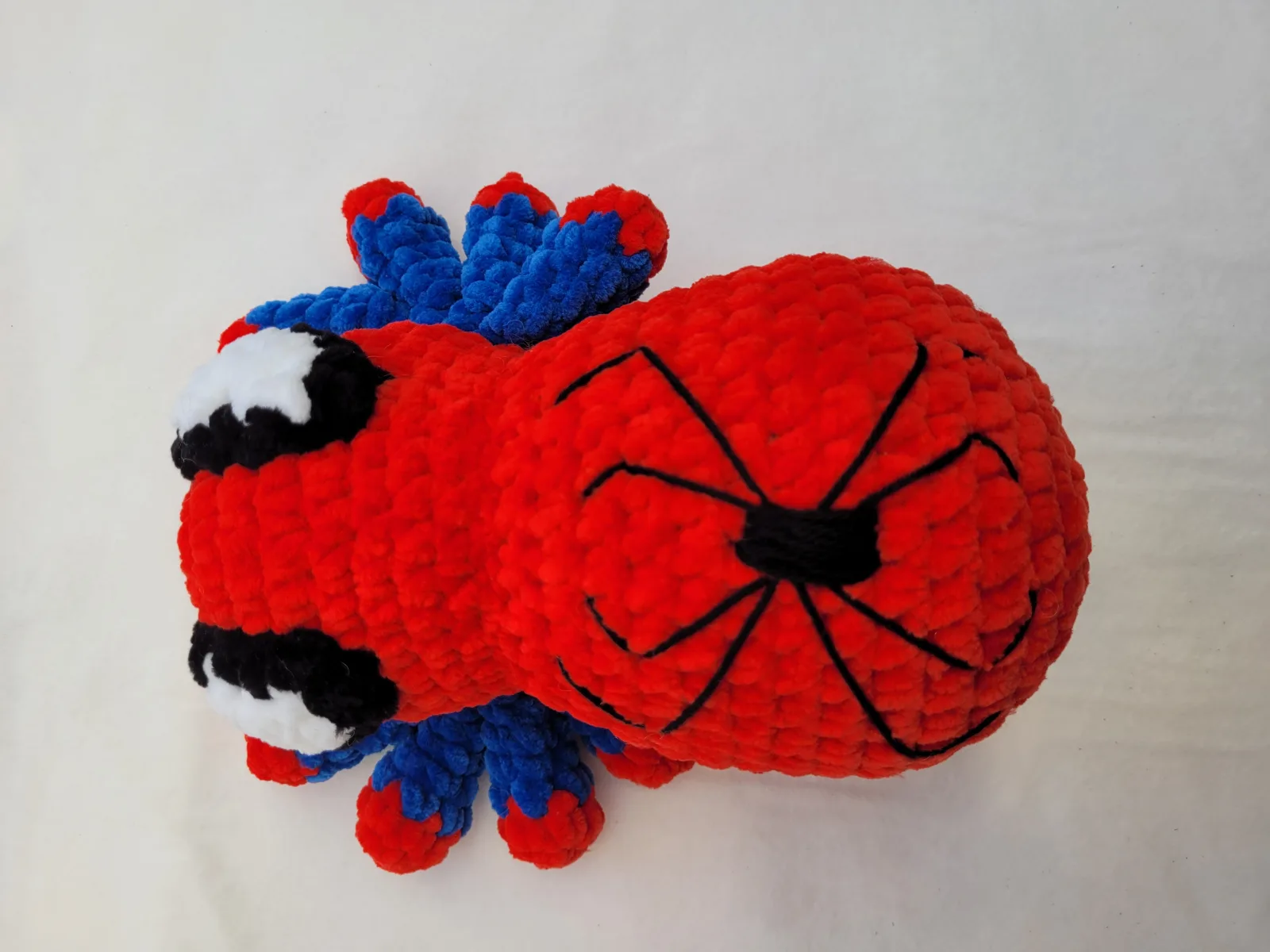 Gehäkelte rote blaue Amigurumi Spinne Crochet Spider Superheld Handmade handgemachte Figur Geschenk Kinderzimmer Deko – Bild 2